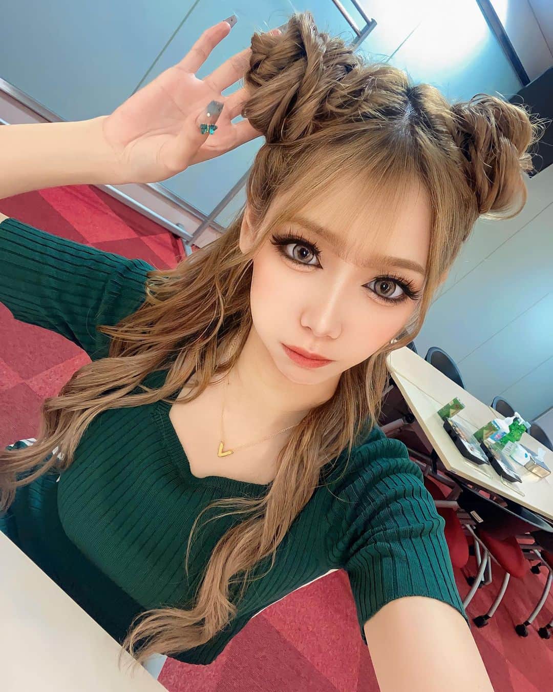 のインスタグラム：「・ ・ ・先週のクロクルはミニーちゃんみたいな日でした❤️‍🔥 ・ ・やっぱり皆ドアップが好き？？ ・ ・ #gal #ギャル #シャッフルアイランド #instagood #instamood #ootd」