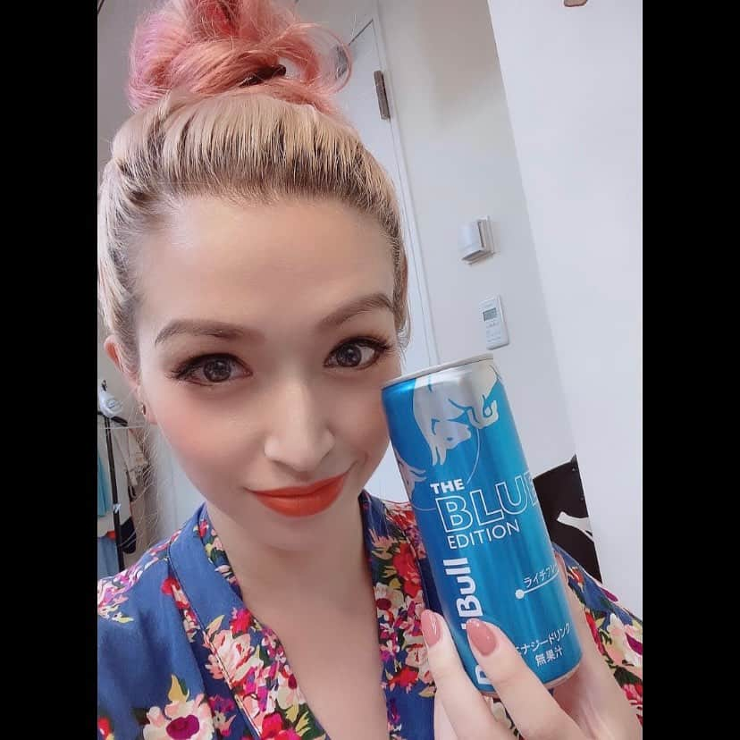 ダンドイ舞莉花さんのインスタグラム写真 - (ダンドイ舞莉花Instagram)「本日のメニュー💁🏼‍♀️  お祓い ↓ 舞台稽古 ↓ プレスコール ↓ ゲネプロ ↓ ダメ出し  お疲れ様でした！  いよいよ明日、初日です！！！🎸  #ミュージカルスクールオブロック  Here we gooooo!!!  ライチ味のレッドブル BLUE EDITION めちゃ美味しいから皆飲んでみてー！💙  #schoolofrock #schoolofrockbroadway #ゲネプロ #musicaltheatre #musical #theatre #performer #singer #tokyo #japan #redbull #レッドブル #givesyouwings #翼をさずける #energy #エナジーチャージ #舞台稽古 #いよいよ #初日」8月16日 20時08分 - mdandoy18