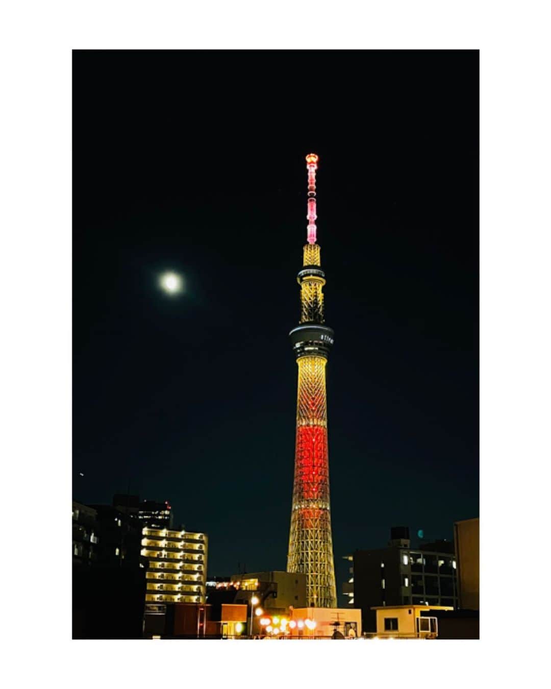 川村亜紀のインスタグラム：「先日の綺麗な夜空✨ スカイツリーを江戸タワーと呼んでしまう。 #スカイツリー 改め #江戸タワー いかがでしょうか  #tokyo #tokyoskytree #nightviewoftokyo  #夏の夜空 #隅田川花火大会」