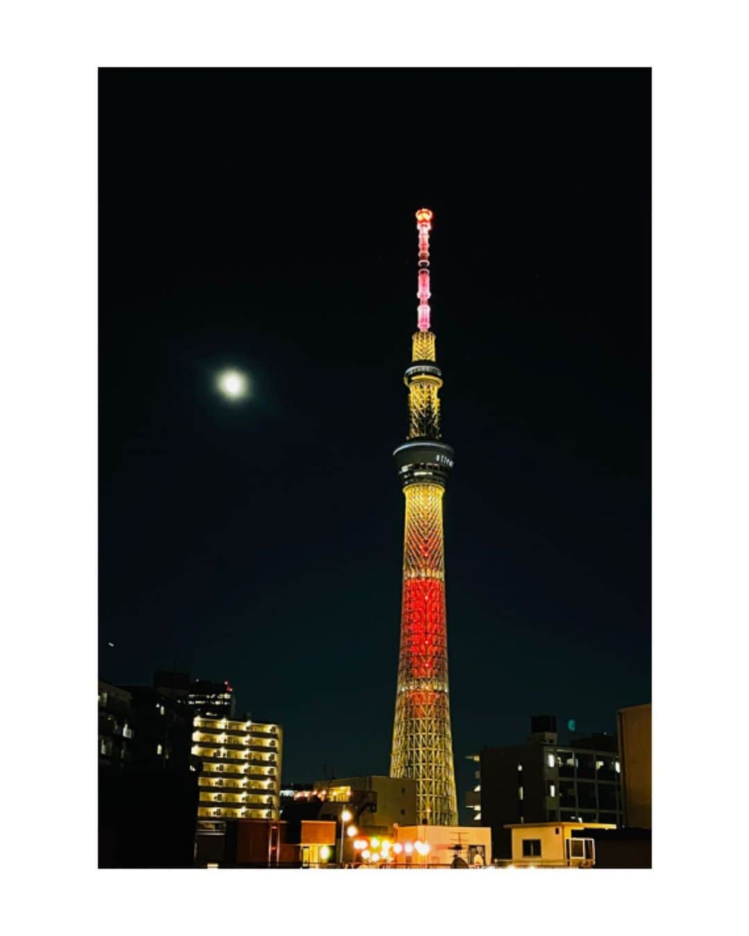 川村亜紀さんのインスタグラム写真 - (川村亜紀Instagram)「先日の綺麗な夜空✨ スカイツリーを江戸タワーと呼んでしまう。 #スカイツリー 改め #江戸タワー いかがでしょうか  #tokyo #tokyoskytree #nightviewoftokyo  #夏の夜空 #隅田川花火大会」8月16日 20時09分 - _aki1015_