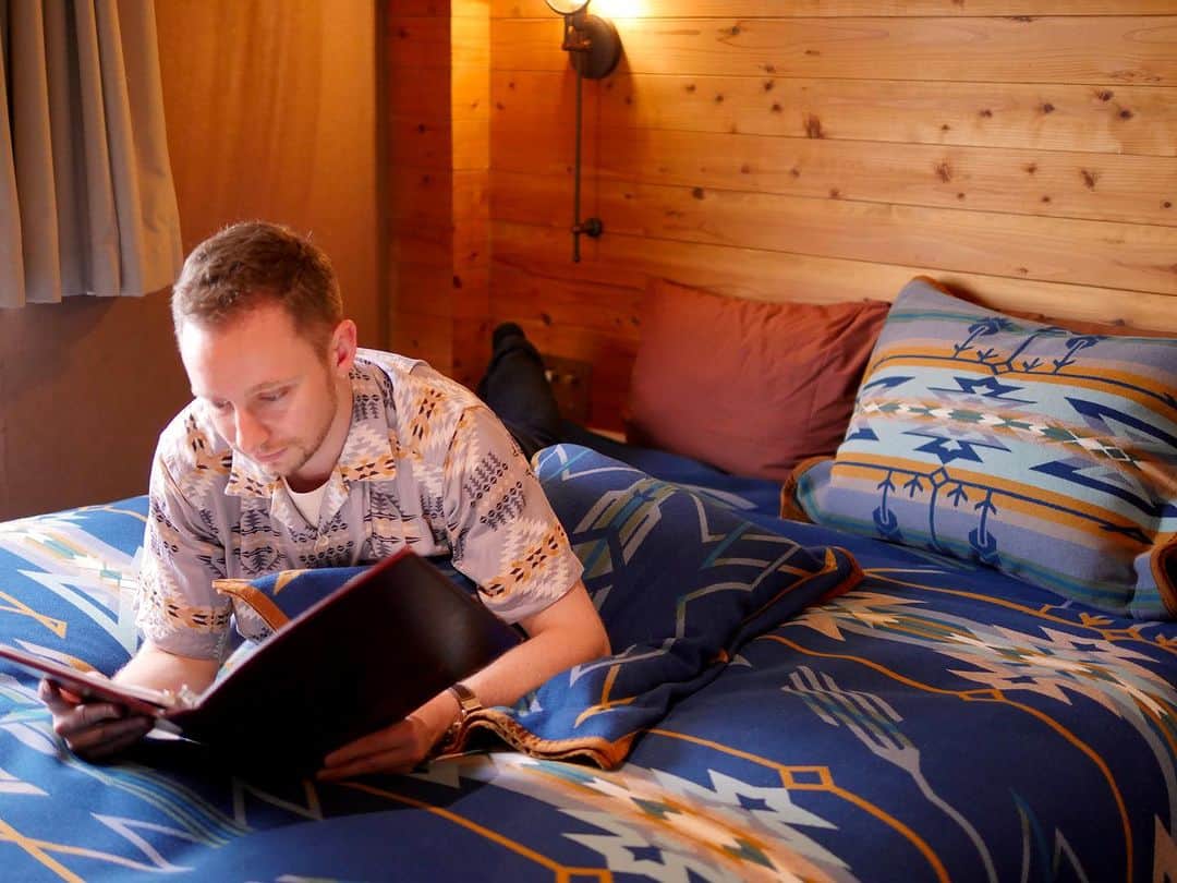 UNWIND HOTEL&BAR THE LODGE-LIKE HOTELさんのインスタグラム写真 - (UNWIND HOTEL&BAR THE LODGE-LIKE HOTELInstagram)「【Pendleton ダブルルーム】  クイーンサイズのベッドを設えた客室です。 1名または2名のご利用に最適。L型ソファに加えてデスクも備わっており、ロッジの暖かな雰囲気と北海道の自然を味わって頂けるお部屋です。  木の香りを感じながらごゆっくりお寛ぎください。  --------------------  📍@unwind_hotel_sapporo  ロッジライクの非日常感な体験ができる ライフスタイルホテルです。  --------------------  #explorelively #unwindhotelandbar #unwindhotelandbarsapporo⁠  #ペンドルトン  #pendleton  #薪ストーブのある暮らし #ログハウス #ロッジ  #札幌ホテル #北海道ホテル #ホカンス #ホテル巡り #ホテル女子  #ホテルライフ #ホステル #デザインホテル #ホテル巡り #hotel #hokkaido #trip #hokkaidosgram #hokkaidolikers #japantrips #pendleton」8月16日 20時12分 - unwind_hotel_sapporo