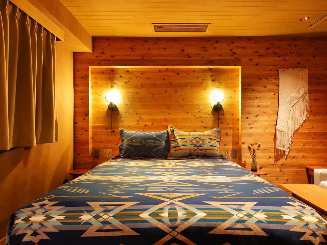 UNWIND HOTEL&BAR THE LODGE-LIKE HOTELさんのインスタグラム写真 - (UNWIND HOTEL&BAR THE LODGE-LIKE HOTELInstagram)「【Pendleton ダブルルーム】  クイーンサイズのベッドを設えた客室です。 1名または2名のご利用に最適。L型ソファに加えてデスクも備わっており、ロッジの暖かな雰囲気と北海道の自然を味わって頂けるお部屋です。  木の香りを感じながらごゆっくりお寛ぎください。  --------------------  📍@unwind_hotel_sapporo  ロッジライクの非日常感な体験ができる ライフスタイルホテルです。  --------------------  #explorelively #unwindhotelandbar #unwindhotelandbarsapporo⁠  #ペンドルトン  #pendleton  #薪ストーブのある暮らし #ログハウス #ロッジ  #札幌ホテル #北海道ホテル #ホカンス #ホテル巡り #ホテル女子  #ホテルライフ #ホステル #デザインホテル #ホテル巡り #hotel #hokkaido #trip #hokkaidosgram #hokkaidolikers #japantrips #pendleton」8月16日 20時12分 - unwind_hotel_sapporo