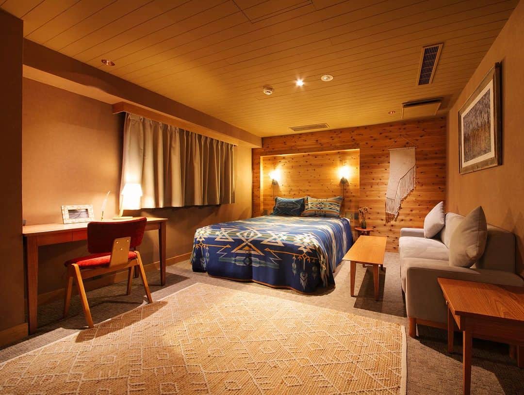 UNWIND HOTEL&BAR THE LODGE-LIKE HOTELさんのインスタグラム写真 - (UNWIND HOTEL&BAR THE LODGE-LIKE HOTELInstagram)「【Pendleton ダブルルーム】  クイーンサイズのベッドを設えた客室です。 1名または2名のご利用に最適。L型ソファに加えてデスクも備わっており、ロッジの暖かな雰囲気と北海道の自然を味わって頂けるお部屋です。  木の香りを感じながらごゆっくりお寛ぎください。  --------------------  📍@unwind_hotel_sapporo  ロッジライクの非日常感な体験ができる ライフスタイルホテルです。  --------------------  #explorelively #unwindhotelandbar #unwindhotelandbarsapporo⁠  #ペンドルトン  #pendleton  #薪ストーブのある暮らし #ログハウス #ロッジ  #札幌ホテル #北海道ホテル #ホカンス #ホテル巡り #ホテル女子  #ホテルライフ #ホステル #デザインホテル #ホテル巡り #hotel #hokkaido #trip #hokkaidosgram #hokkaidolikers #japantrips #pendleton」8月16日 20時12分 - unwind_hotel_sapporo