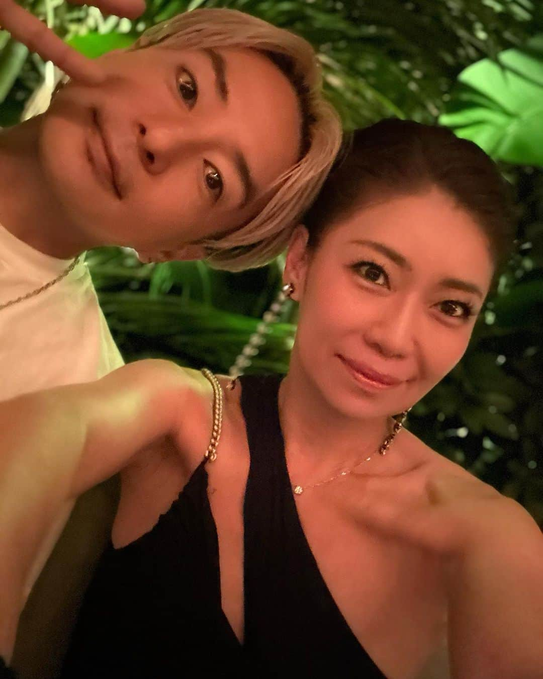 Taki Tanakaさんのインスタグラム写真 - (Taki TanakaInstagram)「#Day1 #NY #NYC #15thofaugust   1. 今回ステイしているのは@publichotels Ayakoさんのおすすめ通り可愛くて快適。  2. w/ @studio_ayako  前回NYに来た4月以来の再会。一緒に仕事がまた出来て嬉しい。  3. w/ @yuyanara  いつもいろんなことを一緒にしてますが海外は初めて。#ワクドキ  4.5.初日の夜はホテルでディナー。 仲良しチームでの仕事。なかなか大きなプロジェクトだから、みんながいてくれて本当に感謝。  6. w/ @my_jungle_leo  またもやメロメロ。  7.8.到着後すぐロケハンに。 真面目な @makotonakagawa マコちゃんw  9.10.久しぶりにJAL。 あんまり眠れなかったけど、とにかく台風の影響なく飛んでくれて良かった。  #newproject #izastagram」8月16日 20時23分 - tanakataki