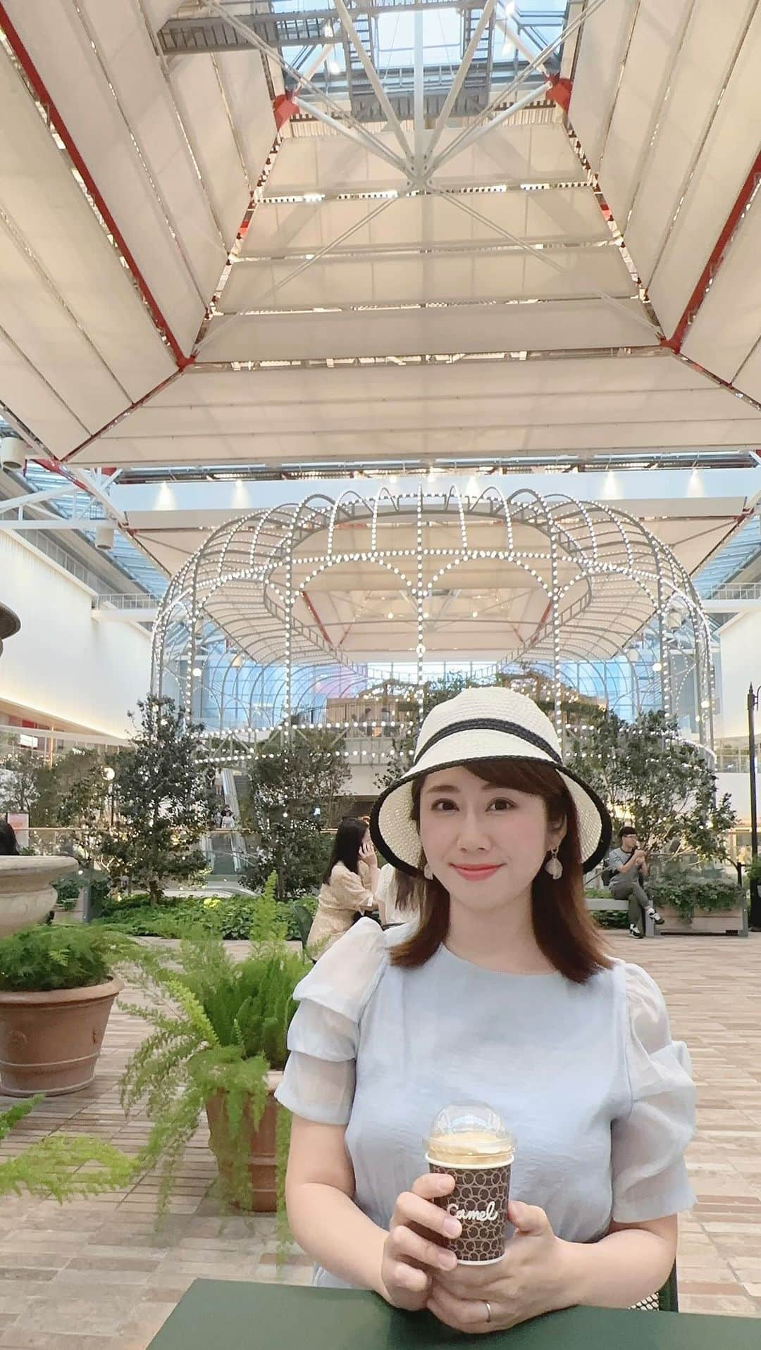 壽老麻衣のインスタグラム：「#時差投稿シリーズ ✈️🇰🇷 7月に韓国へ行ったとき、かなりの雨が降っていまして☔️💦 観光どうしようかなあと悩んでいたら、 「ソウルの今の流行がわかる場所だよ！」とおすすめされた百貨店 @the_hyundai ✨ ソウルで人気のある様々なお店が集結していて、雨の日でも一日楽しめました😊 嬉しかったのが、以前から行きたいなあと思っていた、聖水にある人気店 @camel__cafe があったこと！(テイクアウトでも30分以上待ちました😂) そしてこの前日に行ったばかりの延南にある @cafe_layered もありました☕️ 雨の日のソウル観光でおすすめの場所です🐈‍⬛🤍」