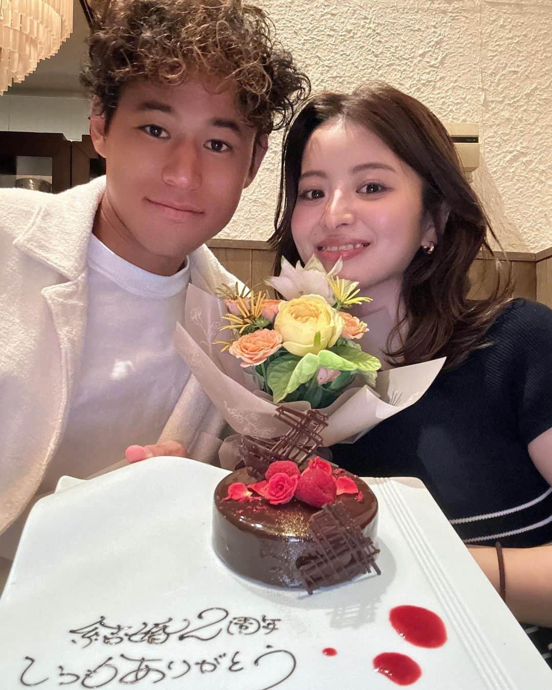 田中優衣さんのインスタグラム写真 - (田中優衣Instagram)「結婚して2年が経ちました。  「記念日は結婚式を挙げたレストランでご飯したいね。」 って話した時に え、じゃぁ今年はさ、記念日サプライズなくていいの⁈ って私に聞くところ。好きだよ。  ずっと変わらない 優しくて、温かい裕太郎くんのおかげで毎日穏やかに幸せに過ごせてます😆 ありがとう。  そんな記念日に皆様にご報告。  袴田家に家族がもう1人増える予定です👶🏻  ライブやdmでコメントを いただくことも多かったのですが、自分が想像していた以上に身体も体調も 本当に不安定な日が続いており 安定期に入り、落ち着いてきたのでご報告させていただきました。  裕太郎くんをはじめ 周りの方に本当にたくさん助けていただいて つくづく私は幸せ者だなと日々感じています。  昔から子供が大好きで いつか自分もお母さんになって子育てがしたいな。 と思っていました。 裕太郎くんはどんなパパになるのだろう。 産まれてくる子はどんなお顔や性格で、私たちのどの部分に似て産まれてきてくれるのかな💭。と、 想像を膨らませて過ごしています。 まだ何があるかわらないけれど、 赤ちゃんが安心して 無事に産まれてきてくれることを願って 準備をしていきたいと思います😊  これからも優しく見守っていただけると 嬉しいです。」8月16日 20時16分 - heisei_8nen