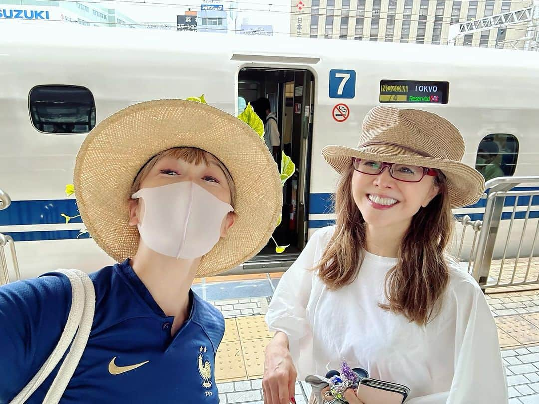 広崎うらんさんのインスタグラム写真 - (広崎うらんInstagram)「今日、浜松で新幹線が止まっちゃって4時間ぐらい動かなかったから、だったら浜松にいる熊谷真実さんとお茶したりしたいなぁって呟いたら、真実さんが本当に駆けつけて下さり😳✨最初、改札まで行って待ってたら5時間経って「いよいよ動きます！」とアナウンスが😱あやーっとホームで乗らずに待ってたら真実さん現る😍❤️感激😭💖  明日名古屋だから本当はこのまま真実さんちにお泊まりしたかったけど、仕事の準備が色々あり昨晩も台風で思わぬ延泊だったので、後髪惹かれつつ😂真実さんに見送られて😚💕 急いで駆けつけて来たのにこの可愛いさ😱💖そんでお菓子やフルーツのお差し入れまで持参して下さり😭❤️😭❤️😭❤️ こまつ座さんの舞台とかは拝見してたけど、コロナで楽屋行けなかったし🥲引っ越す前に会ったっきりの3年振りの再会でしたぁ❤️  今度ちゃんと浜松に遊びに来まーす！！！！ そして「354分遅れ約6時間遅れで品川到着です」のアナウンスにわろた🤣  @mami_kumagai310  #熊谷真実 #いつも可愛い #浜松 #新幹線」8月16日 20時17分 - uranhirosaki