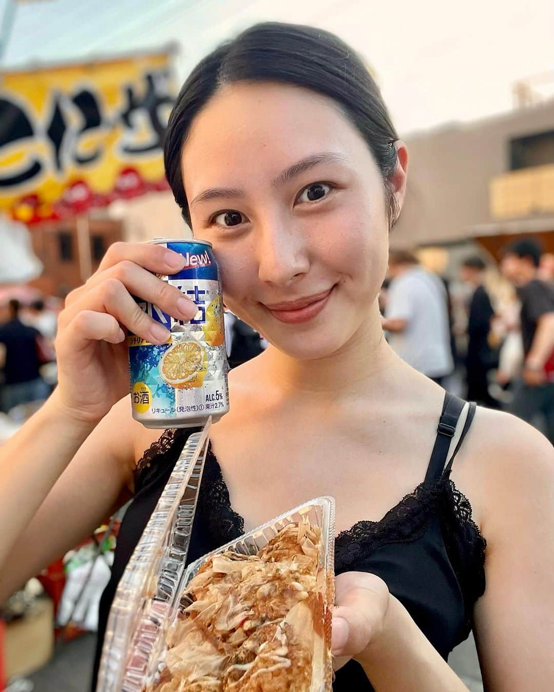 里彩のインスタグラム：「1番好きな季節はダントツ！夏！！❤️‍🔥 熊谷の花火大会へ行ったら、いっぱい屋台が出てて大興奮〜🥳  たこ焼きはマストだよね！？🐙✨  みんなは何の屋台が好きですかー？？  #summervibes #summerinjapan #matsuri #japanlife #japanfood #夏祭り #祭り #花火大会」