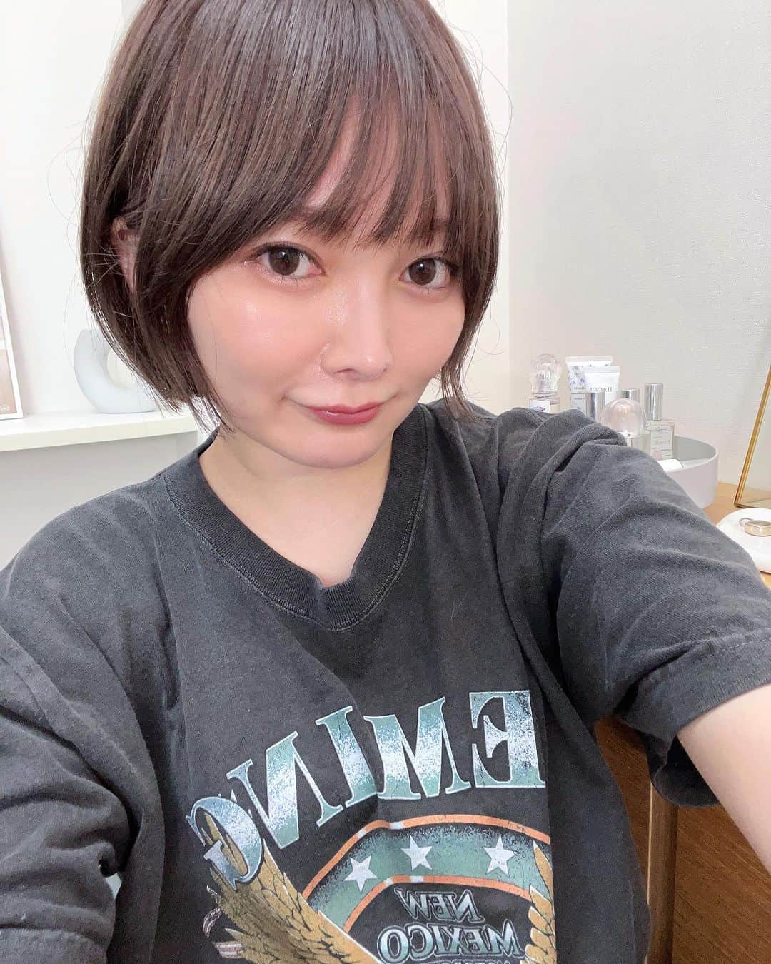 あや猫のインスタグラム：「【お久しぶり】  インスタ放置しすぎた😂⁣ ⁣ ストーリーはぼちぼち更新はしていたものの、フィードはご無沙汰でした。⁣ ⁣ 何投稿していいか迷走してしまっていて、考えすぎていたんだけどもう少し、フランクに考えてもいいのかもね😂⁣ ⁣ 本来自由に投稿していくものだもんな〜。⁣ ⁣ 更新まちまちなのにストーリーとかでもちょこちょこメッセージ送ってくれたり、たまに投稿したらコメントくれる皆さんありがとう！⁣ 更新したいと思う活力になるので嬉しいです。⁣ あ、できれば投稿に対するコメントは、DMではなく投稿にコメントしてくれると嬉しいな🥹その方がお返事しやすいのです ⁣ ⁣ さて、、⁣ ⁣ 最近の私はと言いますと1年で約4〜5kg太って、むちむちになりました。⁣ 戻せる気がしません。⁣ ラーメンがやめられない...⁣ ⁣ せめて3kgは戻したいですね。⁣ ⁣ ⁣ あと、髪の毛ショートボブになりました！⁣ ⁣ あとここ最近で一番暗くした。⁣ ⁣ ちょこちょこヘアスタイル変えてるんですけど、今回は厚みがない軽い感じ。ほぼショート。⁣ ⁣ 服装がカジュアル好きなんで、ショートがしっくり。⁣ 昔、SNIDELとかFRAYとかの可愛らしいワンピース着たりしてたのが懐かしいな。⁣ キャラに合わない気がして、やめた。笑⁣ ⁣ ⁣ 頑張って自撮りしたり化粧品撮ったりしたので、そういうのも載せていこうと思います。⁣ 紹介したいコスメあるんだよ。可愛いやつ。⁣ ⁣ この自撮りのとき使ってるコスメもいいんだよねーーー！(載せろよ)  ⁣ あーお腹すいたー！⁣鎌倉パスタのバター醤油のキノコパスタ食べたい。 (日記...？)⁣ ⁣ ┈┈┈┈┈┈┈┈┈┈┈┈┈┈┈┈┈┈┈┈⁣ #ヘアスタイル #ショートボブ #ボブ #ショートカット」