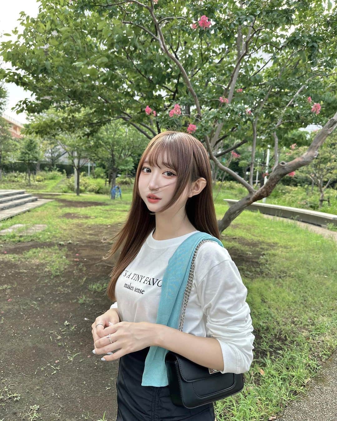 のインスタグラム：「モノトーンな日🐇🗞 ⁡ みんなお盆休みはどんな風に過ごしましたか？ 私はお家でまったりしたり少しだけお買い物にいったくらいで遠出はしませんでした👧🏻。笑 ⁡ この前のコーデはシンプルなロゴTにカーゴスカートを🖤 こういうシンプルなロンTは1枚あるだけでとっても便利😮‍💨何にでも合わせられる〜🫰🏻🫰🏻 ⁡ カーデを羽織ると更に好きなコーデになった🖤🖤 ⁡ ⁡ tops : @wego_zozo  @wego_official  skirt : @grl_official  cardigan : @uniqlo_jp  ⁡ トップスはZOZOで 今ならオトクにgetできちゃいます🫰🏻🖤 ⁡ ⁡ ⁡ #プチプラ #プチプラコーデ #秋コーデ #秋服 #WEGO #ウィゴー #ZOZOTOWN #ZOZOTOWN購入品　 #ロゴT #pr #ロンt #カジュアルコーデ」