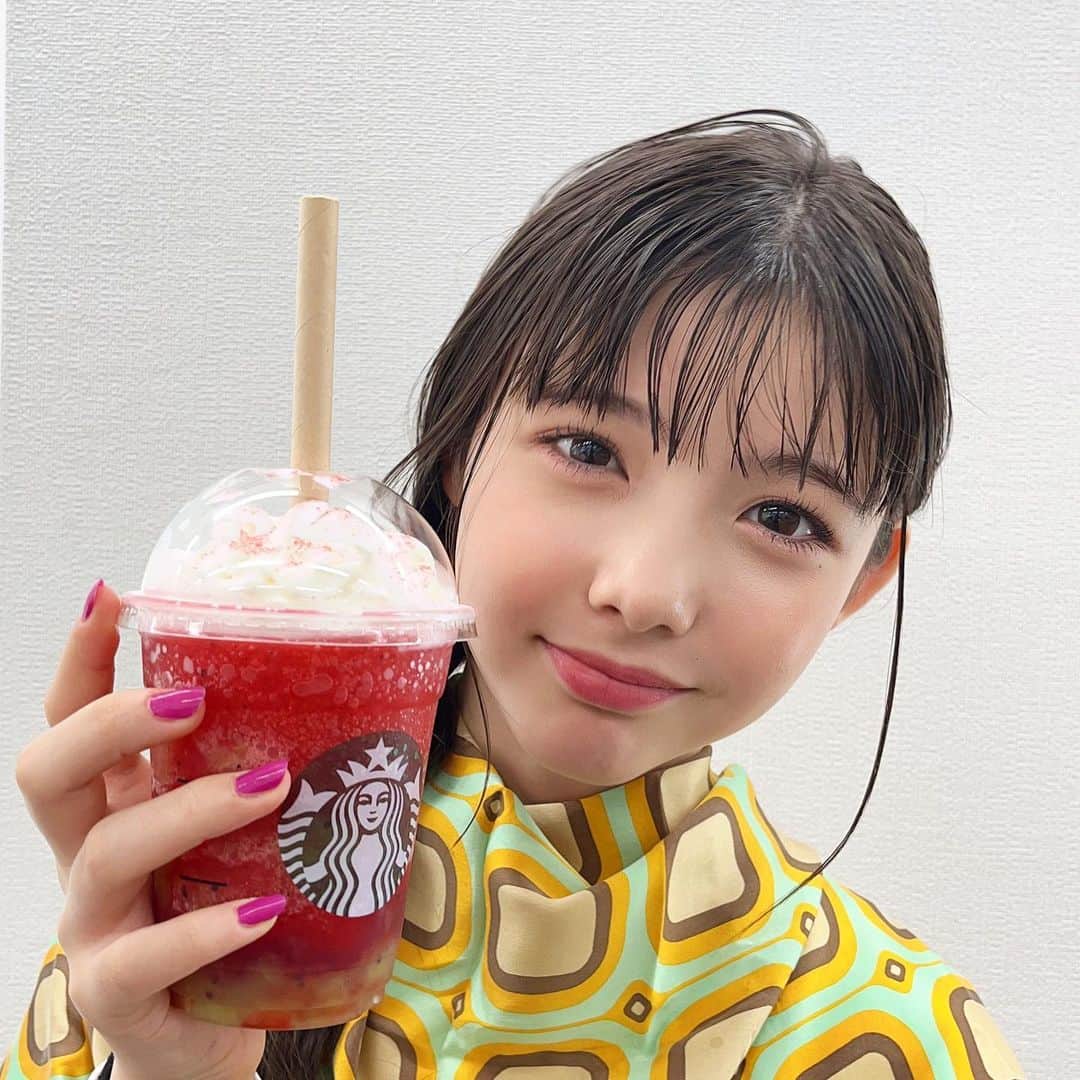のインスタグラム：「飲んでみたかったスイカフラペチーノ🍉  さっぱりしてて、美味しかったー！  ご馳走様でした♡  洋服じゃなくて、 メイクさんがかけてくれた スカーフだよ🟨🟩柄、可愛いー🟩🟨  #スイカフラペチーノ  #スタバ  #ご褒美 #ありがとうございました #感謝   #松尾そのま #13 #jc1 #avex #avexmanagement  #ジュニアモデル  #てれび戦士  #天才てれびくん #天てれ #nhk #eテレ  #nhkプラス」