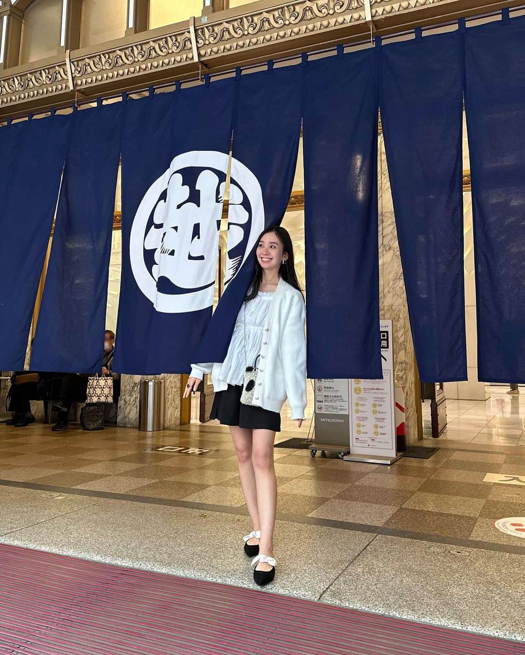 鈴木詩織のインスタグラム：「三越行って、フルーツアイス食べて帰った日🍑🥝 日本橋のこの暖簾が好き♡  ⁡  #shiorin_styling」