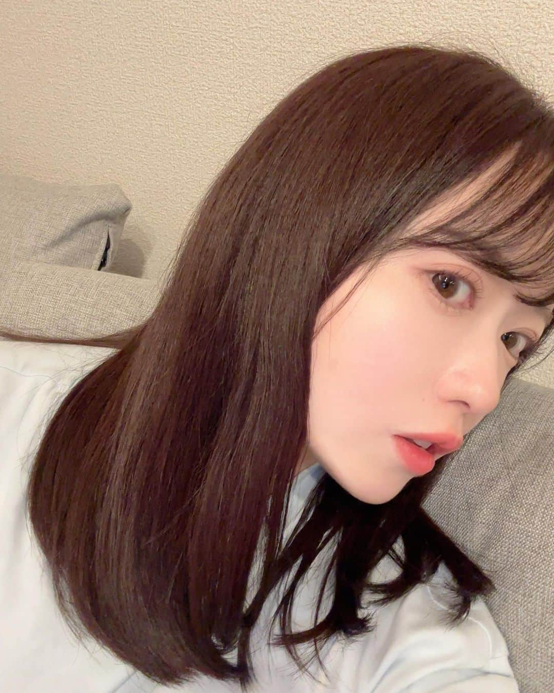 mami 宝島社のインスタグラム：「髪染めてトリートメントしてもらった✂︎ ツヤツヤでさいこー🫶💕 栃木さんありがとうございました~！ #めちゃめちゃ部屋着で草 #newhair #とぅやんとぅやん」