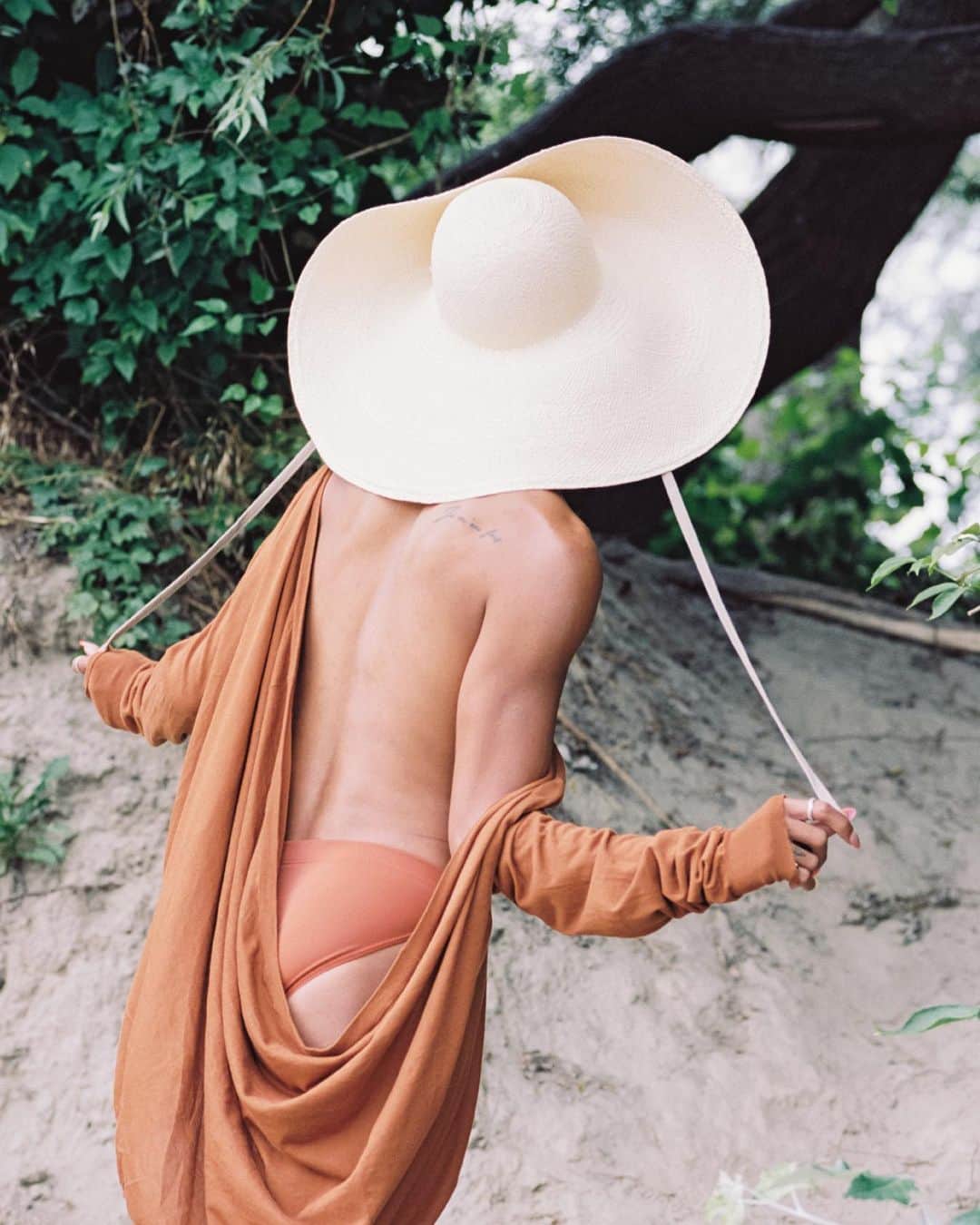 のインスタグラム：「SS 2023 collection Lichtpause  The bigger, the better! The panama hat RESI FIZZ with its particularly wide brim can be folded up and held in place with a magnet, allowing a better view. And if you want your peace and quiet, just flip it back down. Drama, but no drama is the philosophy of this design piece.   Campaign by Katarina Šoškić @nekomunikata  Photo assistant Pavle Nikolić @paulnikk Styling & production by Louise Streissler @stress.ler Hair & make-up by Parnia Sarraf @parnia_sar  Worn by Godwin @godwinmerano」