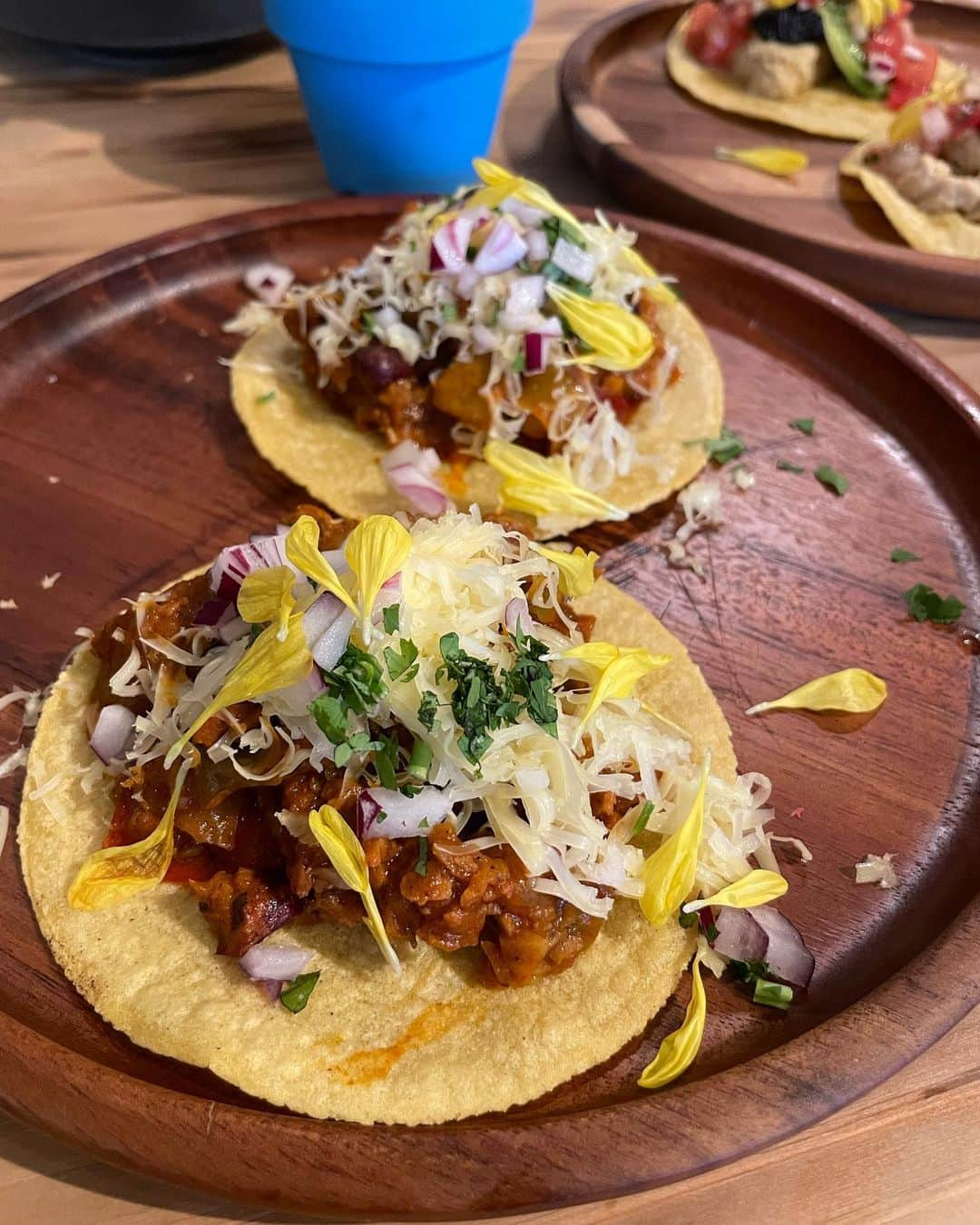 エリカ・セイラさんのインスタグラム写真 - (エリカ・セイラInstagram)「元麻布の隠れ家メキシカン🌮🇲🇽 @___cha___cha__cha___   ヴィーガンタコスはチリコンカンと、アボカドフムスの2種類🥑  生のとうもろこしを茹でてから作ってる、こだわりの手作りトルティーヤは香りが良すぎて感動🌮🥑  #tacos #taco #tacotuesday #mexican #mexicanfood #メキシカン #mexicanrestaurant #港区グルメ #元麻布 #タコス #メキシコ料理 #corntortillas #vegansintokyo #元麻布グルメ #港区カフェ #港区ランチ #ヴィーガン #ベジタリアン #vegan #vegetarian #インフルエンサー #ヘルシー #ダイエット  #デトックス #ビーガン #東京グルメ #veganfood #glutenfree #グルテンフリー #港区ディナー」8月16日 20時26分 - erica_sarah_