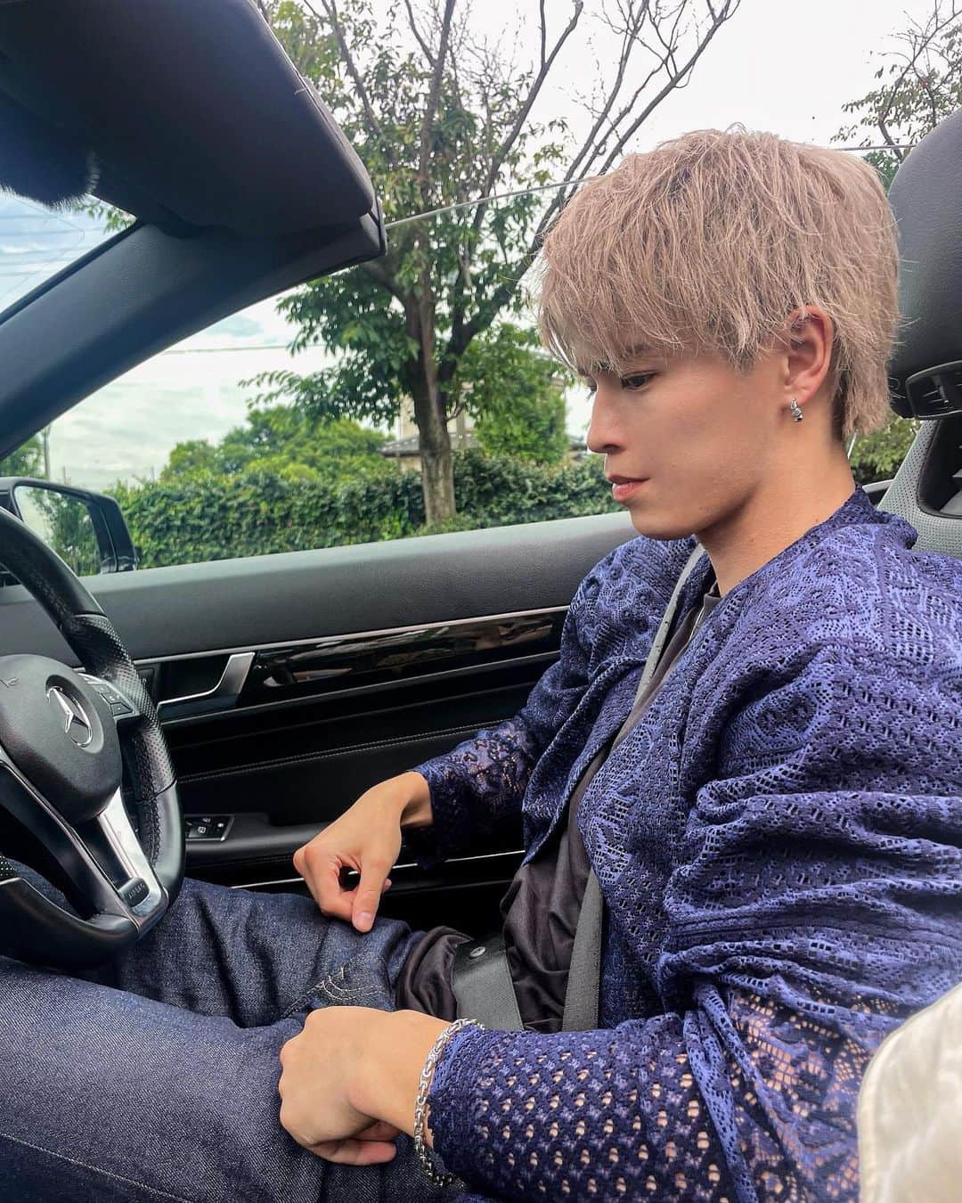 白鳥大珠のインスタグラム：「ドライブ🛞 運転中はハンドル握りましょう  📸 @honoka.n28  #オオカミちゃんには騙されない」