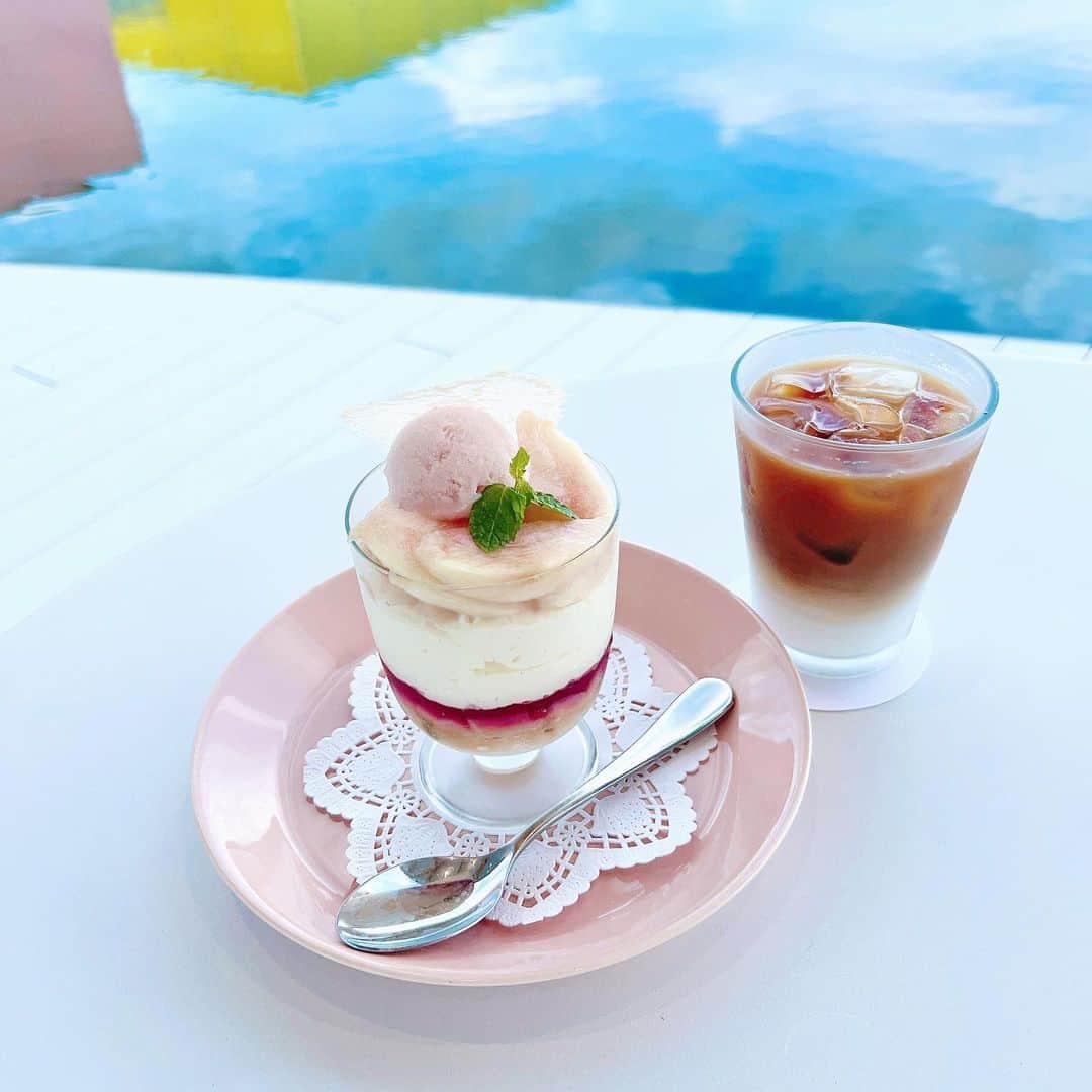 岩田陽菜のインスタグラム：「✧Simose Art Museum Café✧  季節のパフェが桃でした🍑🤍  ぴんくかわ~！(ˊo̴̶̷̤ ̫ o̴̶̷̤ˋ)」