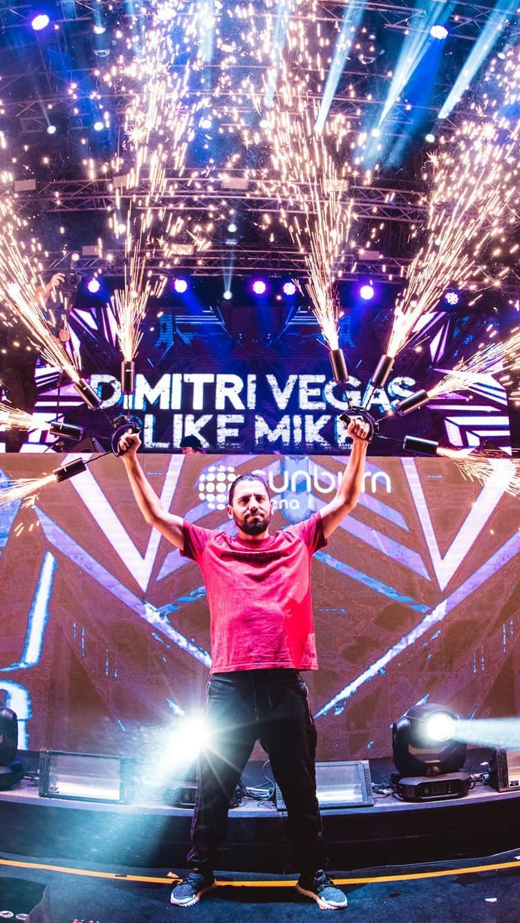 Dimitri Vegas & Like Mikeのインスタグラム：「#India  Thank you for the massive response ❤️🇮🇳 Limited Early Bird tickets are still available on @bookmyshowin  Grab them now before they sell out 🙌🏻  Get an exclusive 10% discount on RuPay cards   #SunburnArena #CromaSunburn」