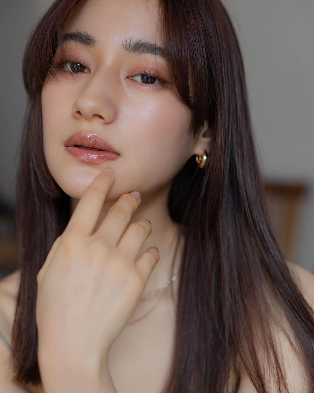 大木光のインスタグラム：「. アイメイクプロセスは前の投稿より🙋‍♂️ LAURA MERCIER 限定発売の日本をオマージュして作られたエクスクルーシブなアイカラーパレット  @journaldelm  ジャパン イン ブルーム アイシャドウ パレット  最高に可愛い配色とマットや艶、グローシーなラメと1つのパレットで様々な組み合わせを彩る事ができ 肌に溶け込むようなクリーミーな質感のパウダーとリッチな発色が素晴らしいアイテムです！  チークリップのプロセス、アイテムもまたアップ致します＊  #メイク#メイク動画 #アイシャドウ #アイメイク#lauramercier #ローラメルシエ」