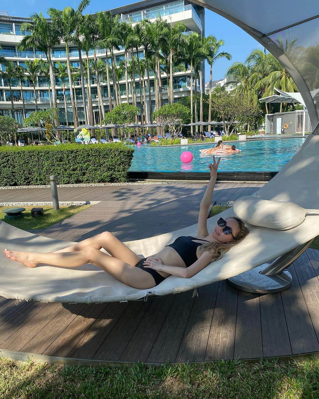 mirayのインスタグラム：「ずっと楽しみにしていた夫婦で初めての海外旅行へ やっと行けた〜✈️  場所は初シンガポール🇸🇬  旦那さんは何度も行ってたので頼もしかった〜🩵  おかげですっかりシンガポール大好きになりました😍🫶  到着した夜はHiltonへ🫧 改装したばかりらしく綺麗だった✨  2日目からはセントーサ島に移動して W hotelへ🩵  めちゃくちゃ居心地良くて poolも最高だし 朝ごはんも気持ちいいし 住みつきたくなった〜😂💓  W最高🩵  シンガポール投稿が続きます🙏🤍  #シンガポール #シンガポール旅行  #夫婦旅行 #セントーサ島  #whotel  #whotelsingapore  #pool」