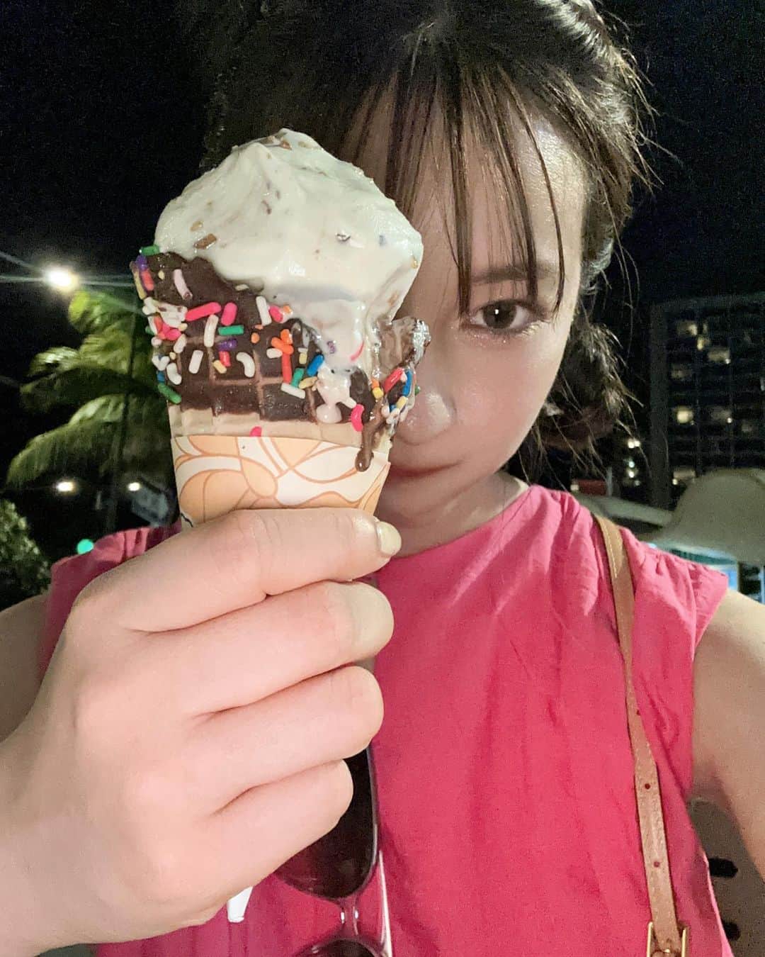 村瀬紗英のインスタグラム：「#dailylook 幾つになってもチョコスプレーには、ﾄｷﾒｸもんだね🤩💎 #haagendazs #hawaii #🍦」