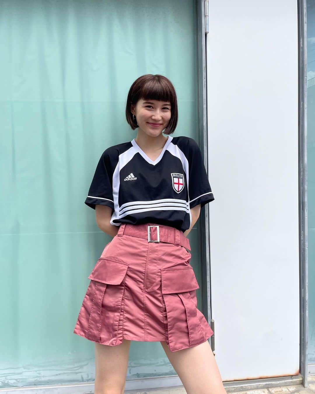藤本林花美愛のインスタグラム：「🚴‍♀️⚽️  Black ✖︎ pinkのスポーティーな日  @jouetie_official のミリタリーなスカパンは、 マイブームなピンク🩷も甘めだけじゃなくて、 カジュアルに、カッコよくもキマっちゃう。  お気に入りのアイテム😉  Tops: vintage  Skirt: @jouetie_official  Boots: @drmartens_japan」