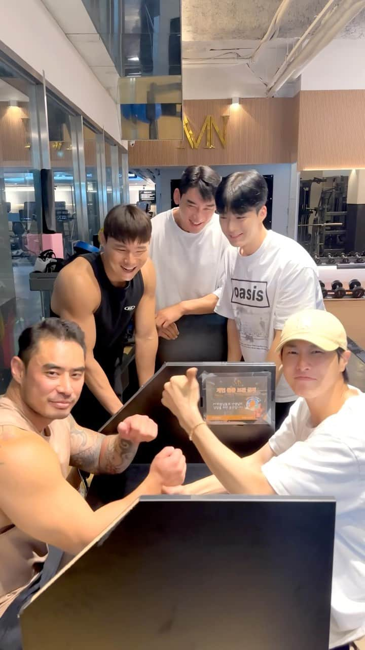 ユンホのインスタグラム：「당장 일어나서 운동해💪💪  #RedSun🏋‍♂️  #유노윤호 #UKNOW #VujaDe #뷰자데 #Reality_Show #리얼리티쇼」