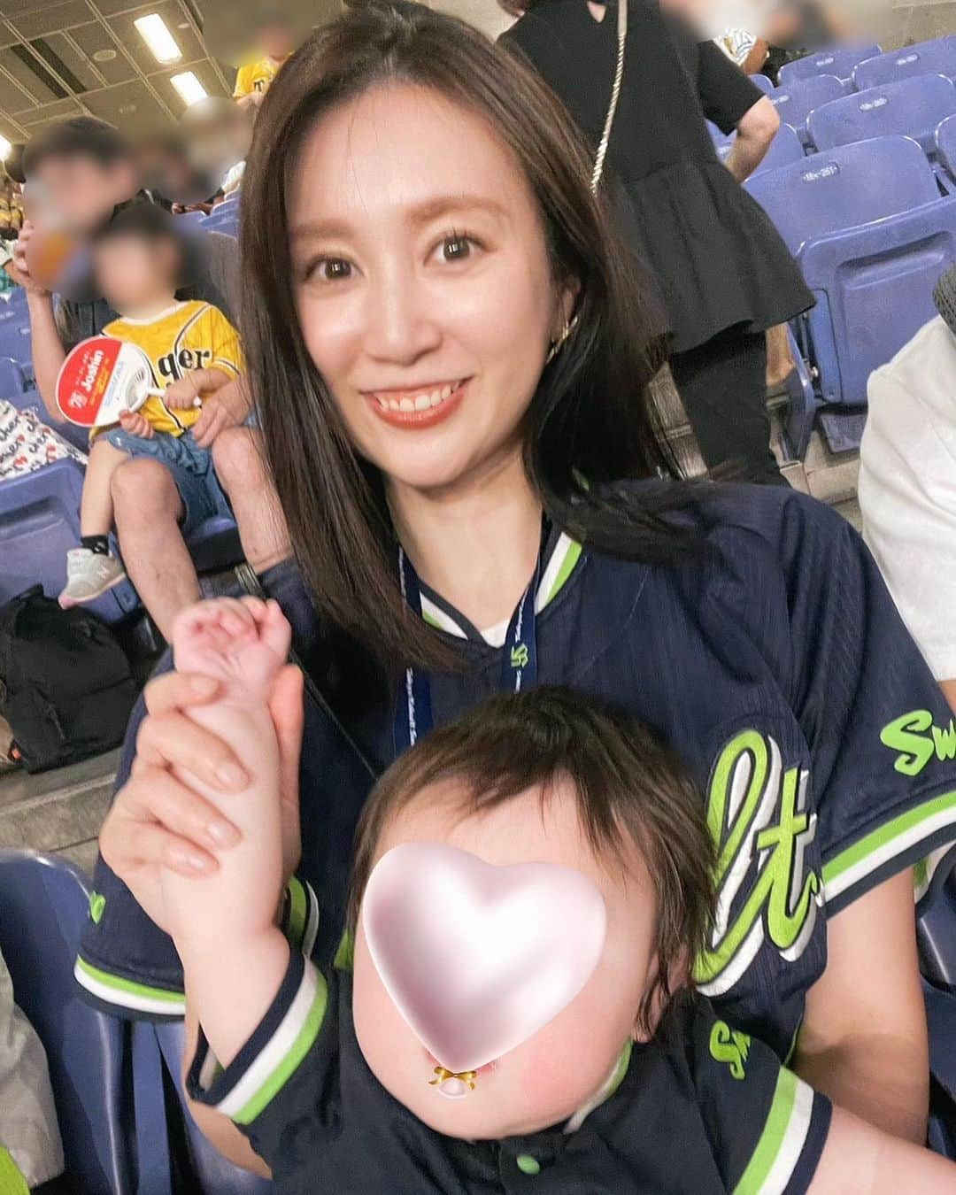 川本彩のインスタグラム：「久しぶりに⚾️ そして息子野球観戦デビュー⚾️！ ユニホームロンパースがたまらない〜🫶 良い記念になってよかった😌💕 神宮も行きたいけど暑い内はお預けだなぁ。神宮でみる花火が恋しい〜🎆 #野球観戦 #ヤクルトスワローズ #東京ヤクルトスワローズ #まけほー #生後6ヶ月 #生後6ヶ月男の子 #子連れ野球観戦 #京セラドーム」