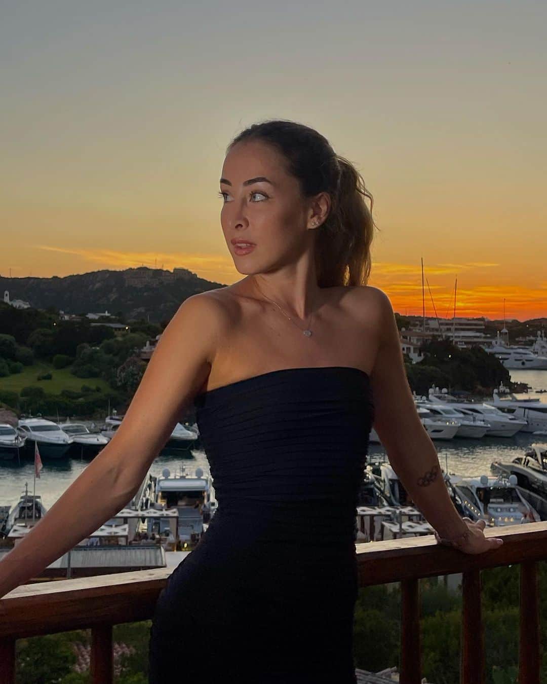 カルロッタ・フェリートのインスタグラム：「mai stata così felice come quest’estate🪼  ps nell’ultima slide sono io che vengo a ballare con due di voi così a random😂」