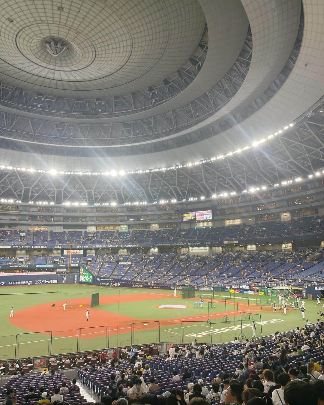 川本彩さんのインスタグラム写真 - (川本彩Instagram)「久しぶりに⚾️ そして息子野球観戦デビュー⚾️！ ユニホームロンパースがたまらない〜🫶 良い記念になってよかった😌💕 神宮も行きたいけど暑い内はお預けだなぁ。神宮でみる花火が恋しい〜🎆 #野球観戦 #ヤクルトスワローズ #東京ヤクルトスワローズ #まけほー #生後6ヶ月 #生後6ヶ月男の子 #子連れ野球観戦 #京セラドーム」8月16日 20時32分 - aya_kawamoto