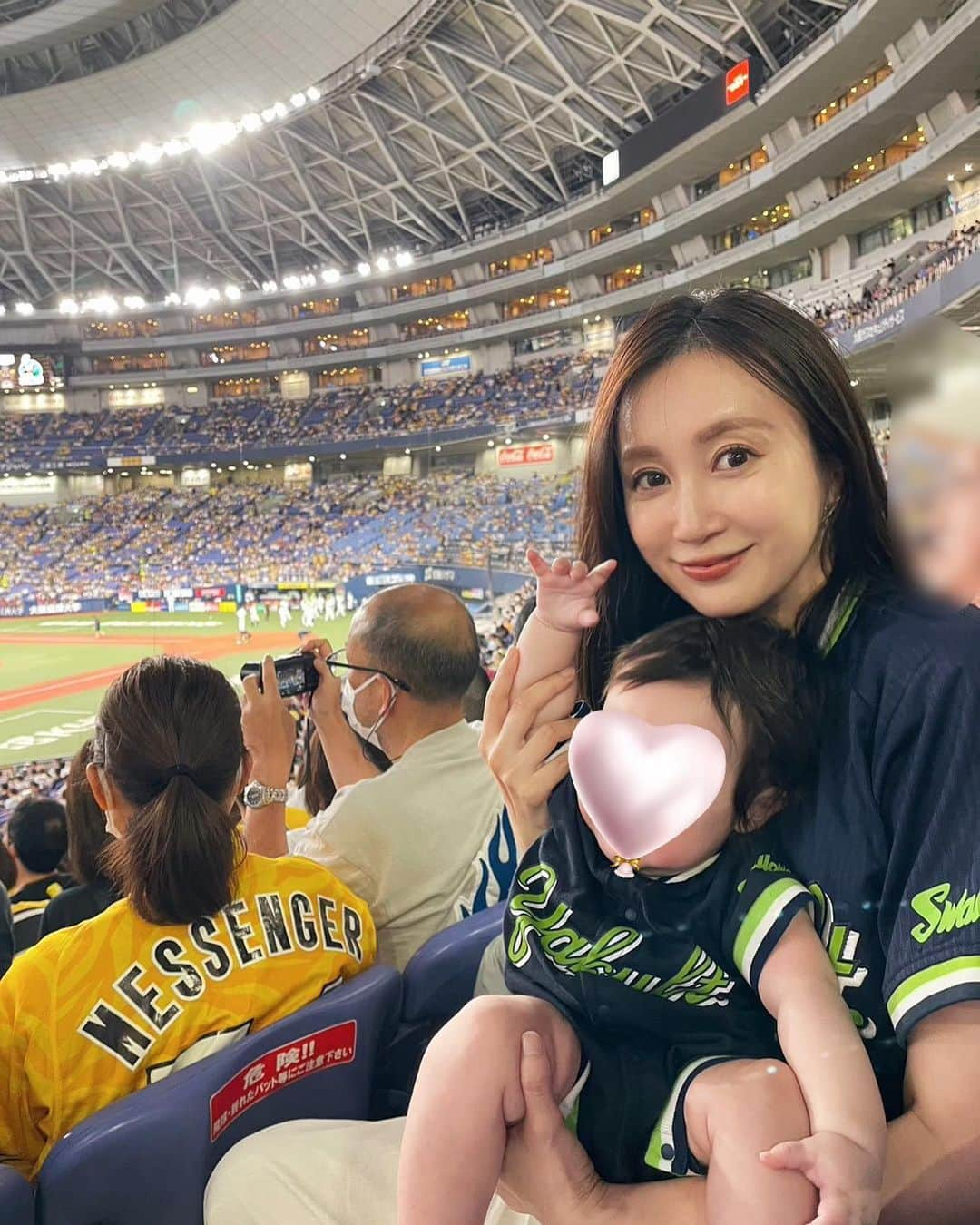 川本彩さんのインスタグラム写真 - (川本彩Instagram)「久しぶりに⚾️ そして息子野球観戦デビュー⚾️！ ユニホームロンパースがたまらない〜🫶 良い記念になってよかった😌💕 神宮も行きたいけど暑い内はお預けだなぁ。神宮でみる花火が恋しい〜🎆 #野球観戦 #ヤクルトスワローズ #東京ヤクルトスワローズ #まけほー #生後6ヶ月 #生後6ヶ月男の子 #子連れ野球観戦 #京セラドーム」8月16日 20時32分 - aya_kawamoto