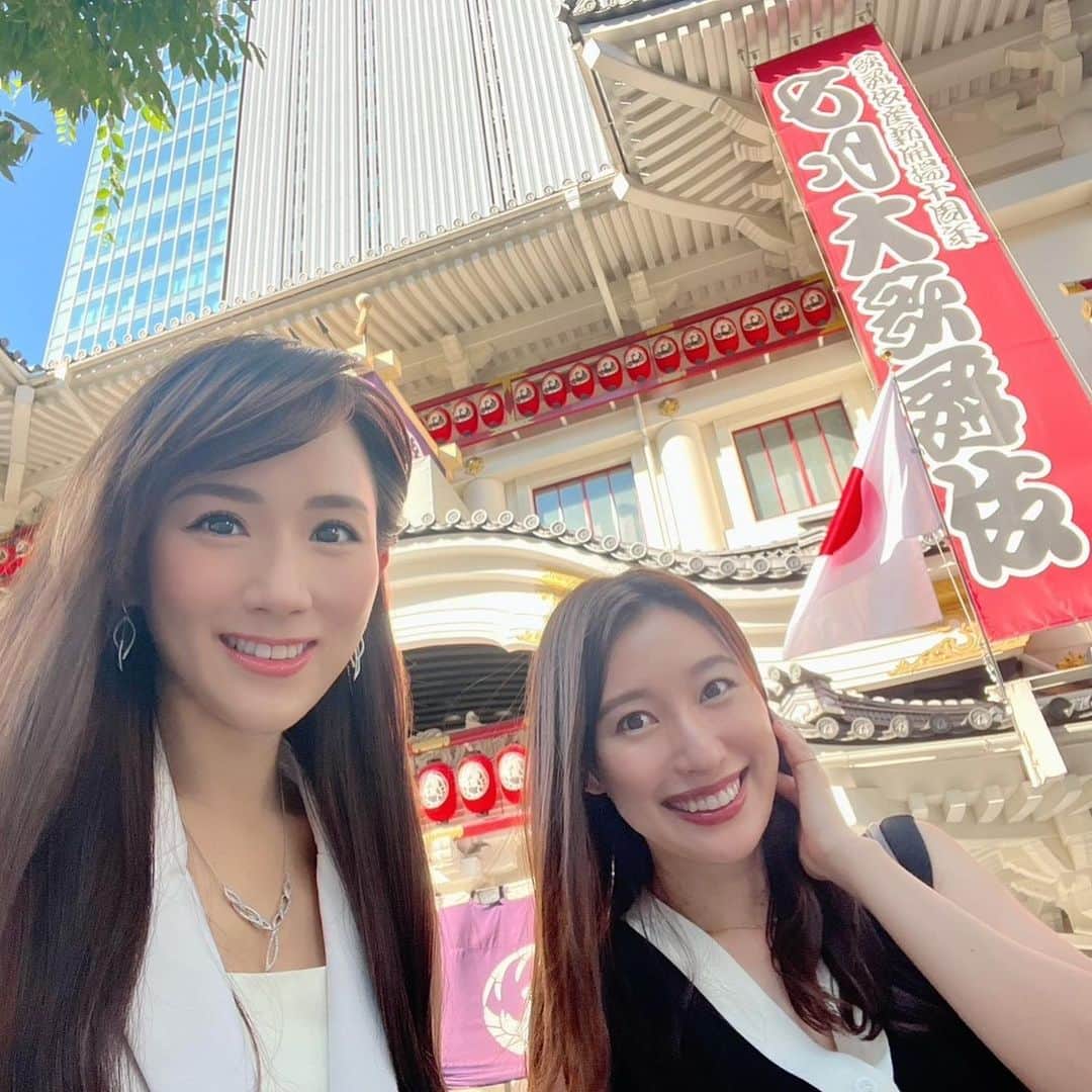 谷中麻里衣のインスタグラム：「Baby bump steadily getting bigger ❤️  七月大歌舞伎、夜の部へ✨ ◆ 鎌倉八幡宮静の法楽舞（かまくらはちまんぐうしずかのほうらくまい） 團十郎さん・ぼたんちゃん・新之助くんの家族共演❤️ ぼたんちゃんの舞台は初めて拝見したけど、所作が綺麗で可愛くて🥰 女の子だといずれ歌舞伎の舞台に立てなくなっちゃうのかな。。と切なくなりました🥺 新之助くんと物怪を演じきっていました✨ ◆ 神明恵和合取組（かみのめぐみわごうのとりくみ） 火消しのめ組を巡るあれこれ🔥 日本史でいろは四十八組について習ったのを思い出しながら楽しく鑑賞☺️ ◆神霊矢口渡（しんれいやぐちのわたし） 極悪非道な父親と純粋な娘の対比が印象的な作品😮 娘は一目対面の相手のために昔はそこまでできたものなのかしら？笑  舞台も花道もとっても近いお席で迫力満点でした！ 團十郎さんが通る度にカレー臭がするほど😂 ※加齢臭ではなくカレーライスのスパイスの！ 幕間はカレーの話で盛り上がりました✨笑  さて、最近は歌舞伎に行く度にお友達誰かにバッタリ！ この日は大学時代のサークル仲間、前の月はスペインにいると思っていた中学・高校の同級生に会えました🥰  そして菅元首相のサインをみつけて写真を撮ったミーハーは私です🙋‍♀️  #歌舞伎#麻里衣歌舞伎#マタニティコーデ」
