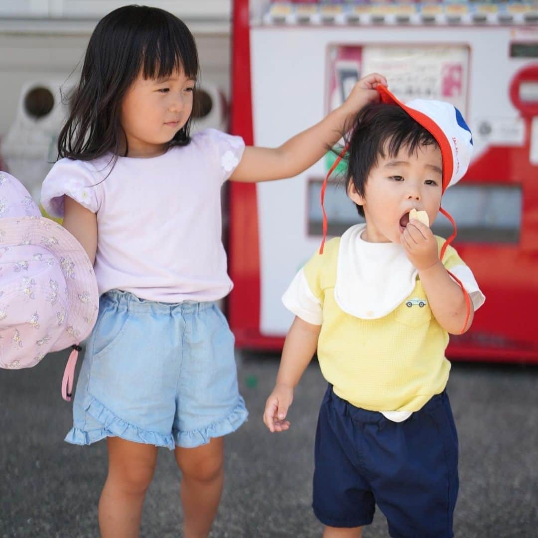 きりののインスタグラム：「みなさんお久しぶりです〜🙇‍♀️  お盆や夏休みはどうおすごしでしょうか？😁  我が家は家族みんなで帰省しましたー！ 海やプールに行って家族みんな日焼けしまくりです🥲笑  とうやと水族館に行ったりもしました💗  #お盆休みの過ごし方」