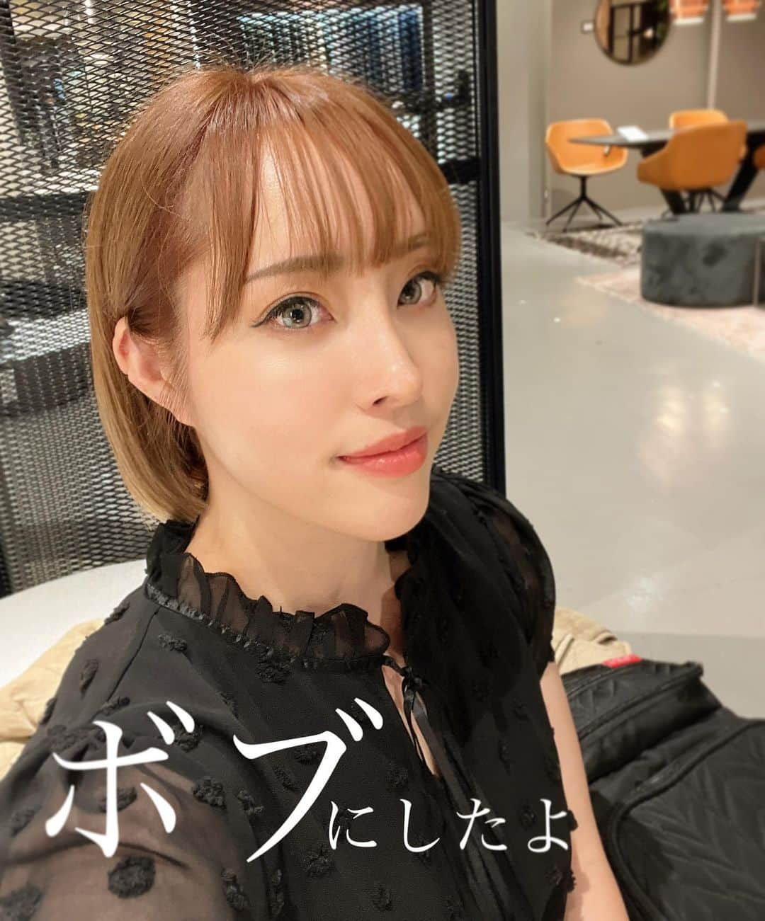 渋谷美穂さんのインスタグラム写真 - (渋谷美穂Instagram)「ママヘア卒業🎓 久々にハイトーン復活💓✨ 今回は人生初のボブにしました✂︎🥹 ⁡ ちゃんとセットしないと"おかっぱ"なので しっかりお手入れをしながら綺麗なボブをキープしていこうと思います😂✌️ やはりハイトーンは気分が上がる🌈 ⁡ ⁡#シースルー前髪 #と見せかけて産後ハゲ #ナチュラルシースルー  #ボブ#ボブヘア#ボブヘアー#ショート#ショートカット#ハイトーンボブ#ボブ女子#ハイトーン#ミルクティベージュ#ボブスタイル ⁡ #育児#トレーニング#フィットネス#筋肉#筋トレ#筋トレママ#産後#産後ママ#産後トレーニング#ママ#ママトレーニー#子育て」8月16日 20時36分 - miho_fitness