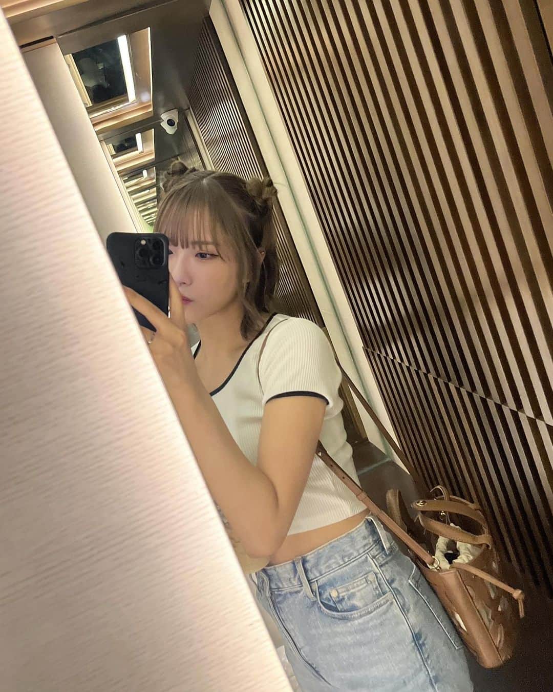 のインスタグラム：「この日履いてたお気に入りサンダル、次の日に壊れてジャカルタでさよならしてきました( ；꒳​； )👋🏻 ⁡ ⁡ #GYDA #EMODA #ZARA  #ショートカット #ショートヘア #ボブヘア #ボブヘアアレンジ ⁡ ⁡」