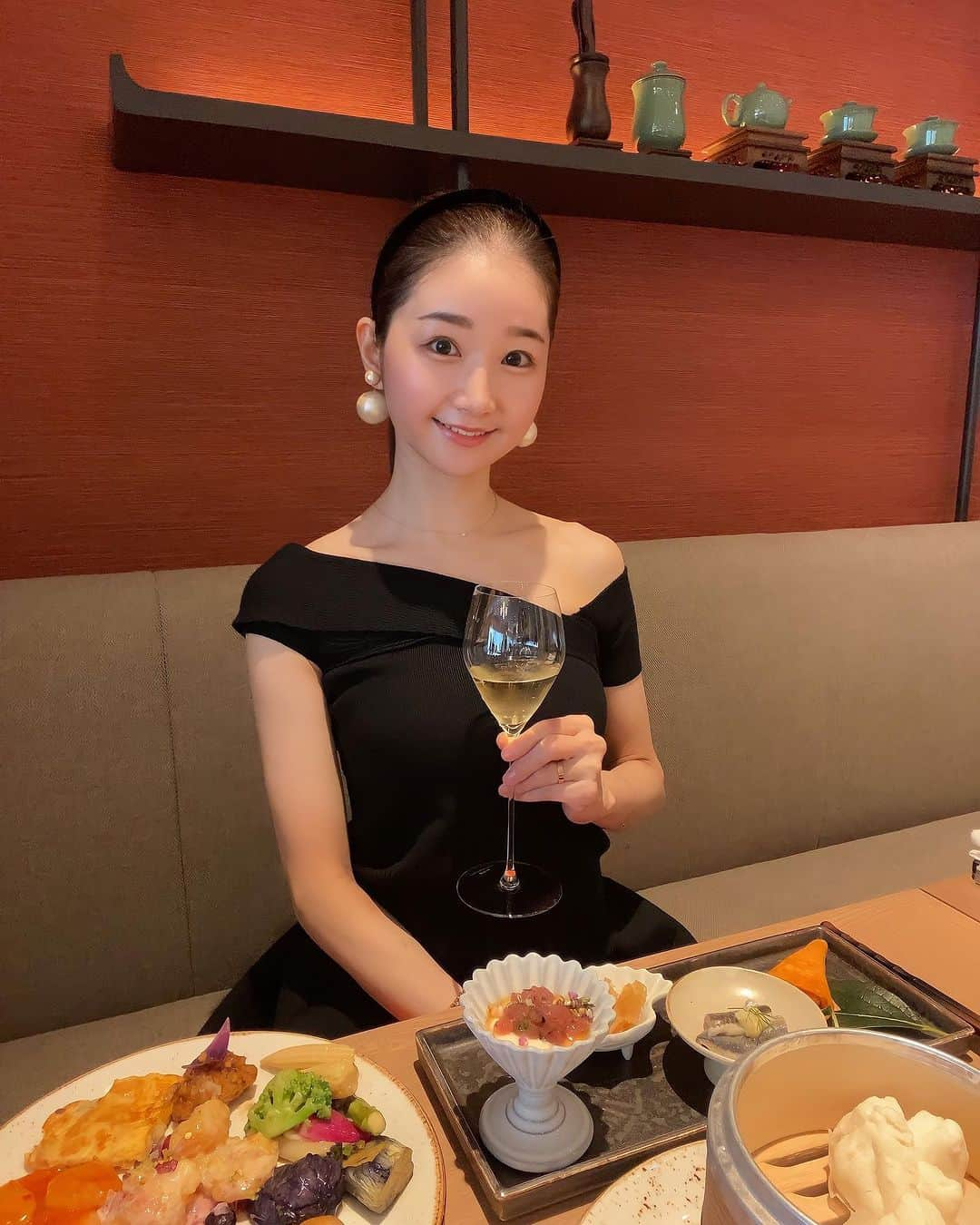 奈々子のインスタグラム：「ヒルトン名古屋の中国料理『王朝』リニューアルのレセプションへ🥂 @hiltonnagoya   今月からランチタイムのビュッフェがスタートしました🍴色んな種類の本格中国料理が少しずつチョイスできて、ビュッフェスタイルと相性抜群でした✨ 温かいお料理や点心に、前菜やスイーツはプレートでいただけます♡  落ち着いたモダンチャイニーズの店内は夜の雰囲気も良さそうで、ディナーコースも気になります…🍽️♡  #ヒルトン名古屋 #中国料理王朝 #王朝 #pr」