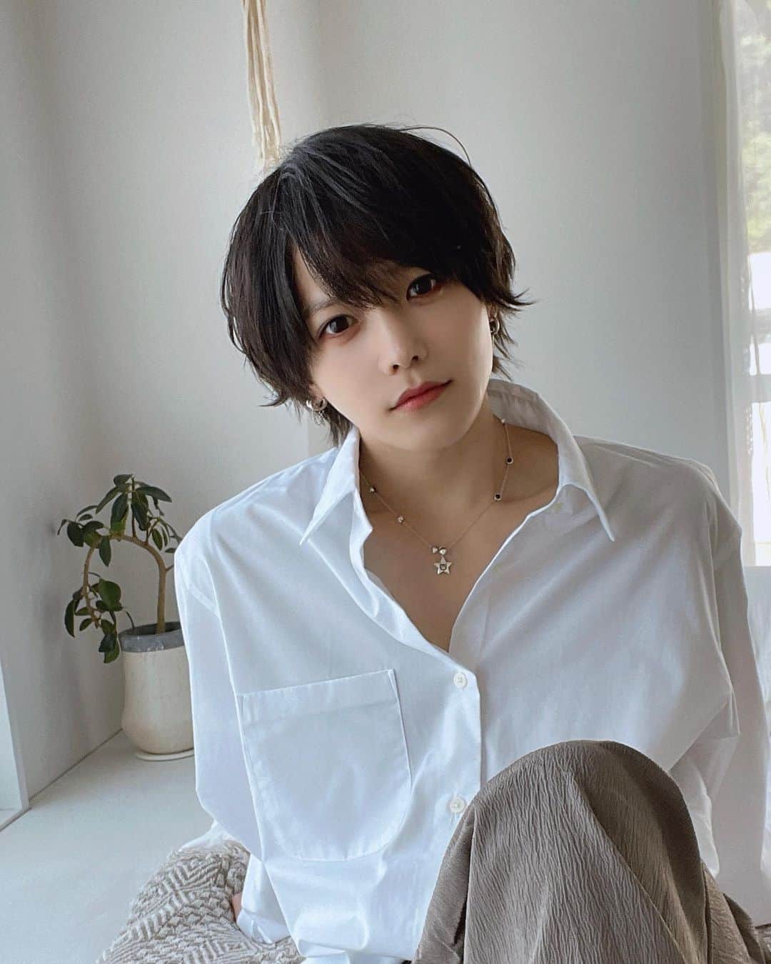 のインスタグラム：「涼しい部屋でごろごろしようねー ・ ・ ・ #ポートレート #メンズアイドル #アイドル #かわいい #かっこいい #自撮り界隈 #両目界隈 #雰囲気男子 #雰囲気好き #メン地下  #メンズメイク #メンズヘア #あざと男子 #彼氏感 #彼女目線  #l4l #instagood #Instagram #selca #selfie #instalike #follow #followme #japaneseboy #japanboy」