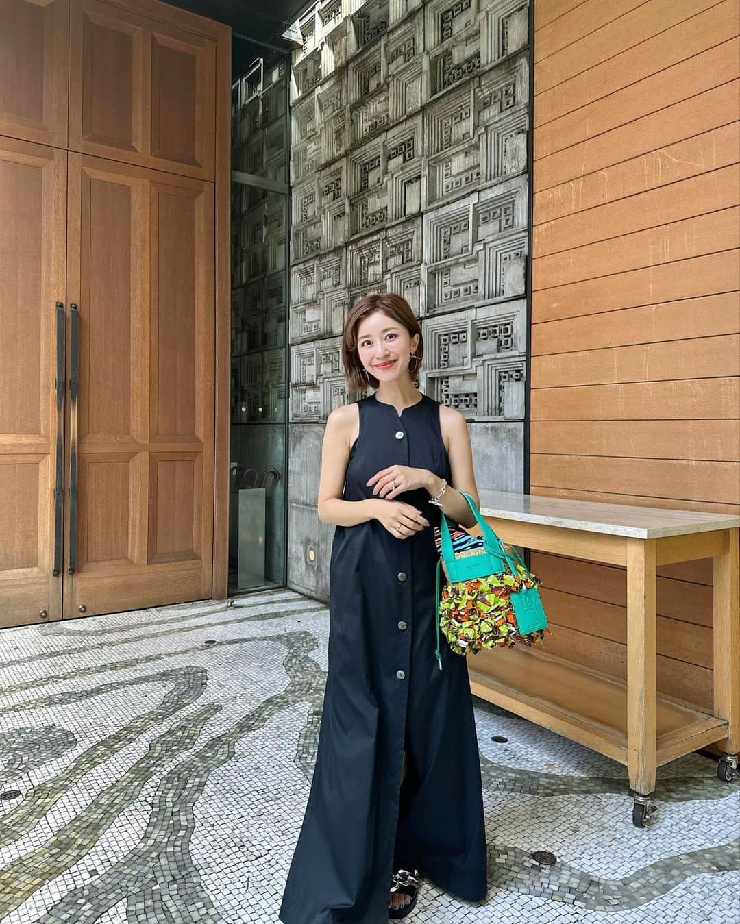 水野佐彩のインスタグラム：「・ ☔️☀️🌧️🌤️🌥️🌂  レインサンダルを履いて しっかり傘を忘れて 伸びた前髪の処理方法がわからなくて 参っている母ちゃんです😅🩷  主人に前髪相談したら 髪の毛短いの飽きたし、そろそろ伸ばしなよ！ と、言われ😀😀😀 切ったばかりのわたしは呆然としました😀w 長い道のりが始まる、、の、、、、か？  #おちびコーデ #おちびの輪 #低身長コーデ #Sサイズコーデ #ママコーデ #ママライフ #2020年ベビー #女の子ママ #女の子ベビー #ブルベ夏 #ブルベ #ブルベサマー #ブライトサマー #ブライトスプリング #ソフトクラシック #ウェーブ #骨格診断ウェーブ​」