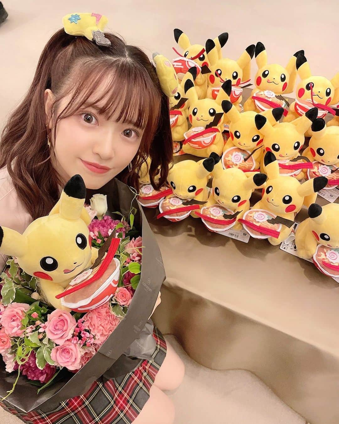 武藤小麟のインスタグラム：「. そして、約1年間活動していた 『放課後ポケモン研究部』ありがとうございました🏫💐  ポケモンゲームソフト スカーレット・バイオレットの 発売記念イベントからポケ研としての活動が始まり、  そこから改めて、 ポケモンバトルってこんなに楽しいんだ…！ こんなにも奥が深いんだ……！と 沢山の支えてくださった周りの方々や 部員の皆さんのおかげで、学ぶことばかりでした！📚⚡️  ハーフツインの髪飾りを いつもどのポケモンにしようかなぁと 迷っていたのもいい思い出です！🤤💛  本当にたくさんの方に感謝の気持ちでいっぱいです😚☁️ 素敵なお花も本当嬉しかったなぁ…🍜🩷⚡️  進化し続けるポケモンバトル。 これからも楽しみながら 私ももっともーっと強くなるぞぉ！！！🔥  #おりんとポケモン #ポケモン #ポケモンsv #ポケ研 #ポケモンwcs2023  #ハーフツイン #ピカチュウ #花束  #pokemon #pokémon #nintendoswitch #wcs2023」