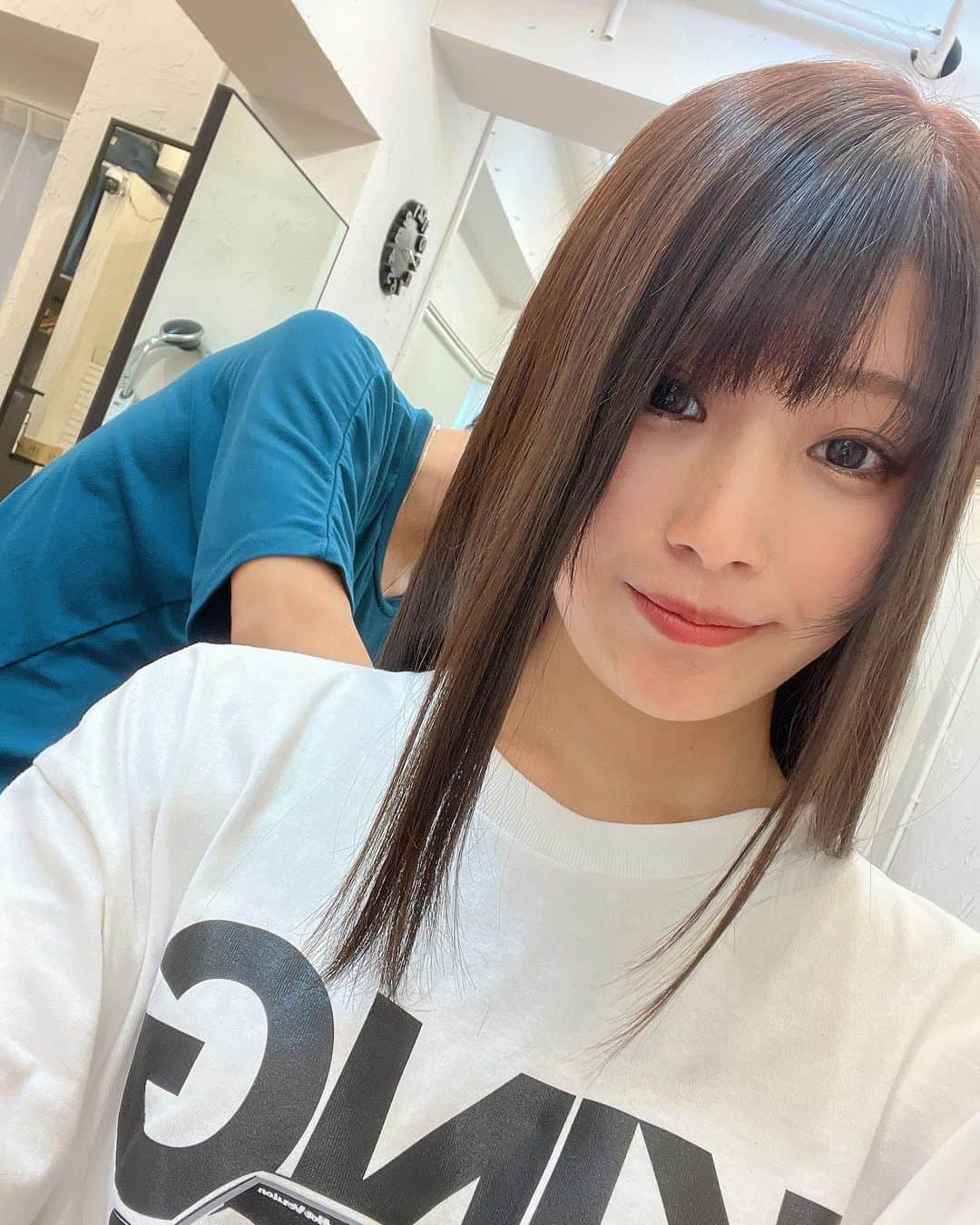 のインスタグラム：「#accomplish代官山 @accomplish_salon   Wプラチトリートメント+カラーを受けてきましたー！ 美容院久々💇‍♀️！この日を待ってました！  お仕事のためしばらくカラーを我慢し、 今回ラベンダー🪻カラーを入れました🦐  久々にゆうさん @accomplish_yu の施術をうけ赤ちゃんのようにサラッサラな毛に🥺✨ ぽわっとした毛髪が抑えられ、頭のボリューム感が半分くらいになりました😂  自信を持っておすすめする いい美容院です🫶🏻  #水素トリートメント #髪質改善トリートメント#人幹細胞 #髪質改変#髪質改善 #ヒト幹細胞#アコンプリッシュ #accomplish代官山 #pr」