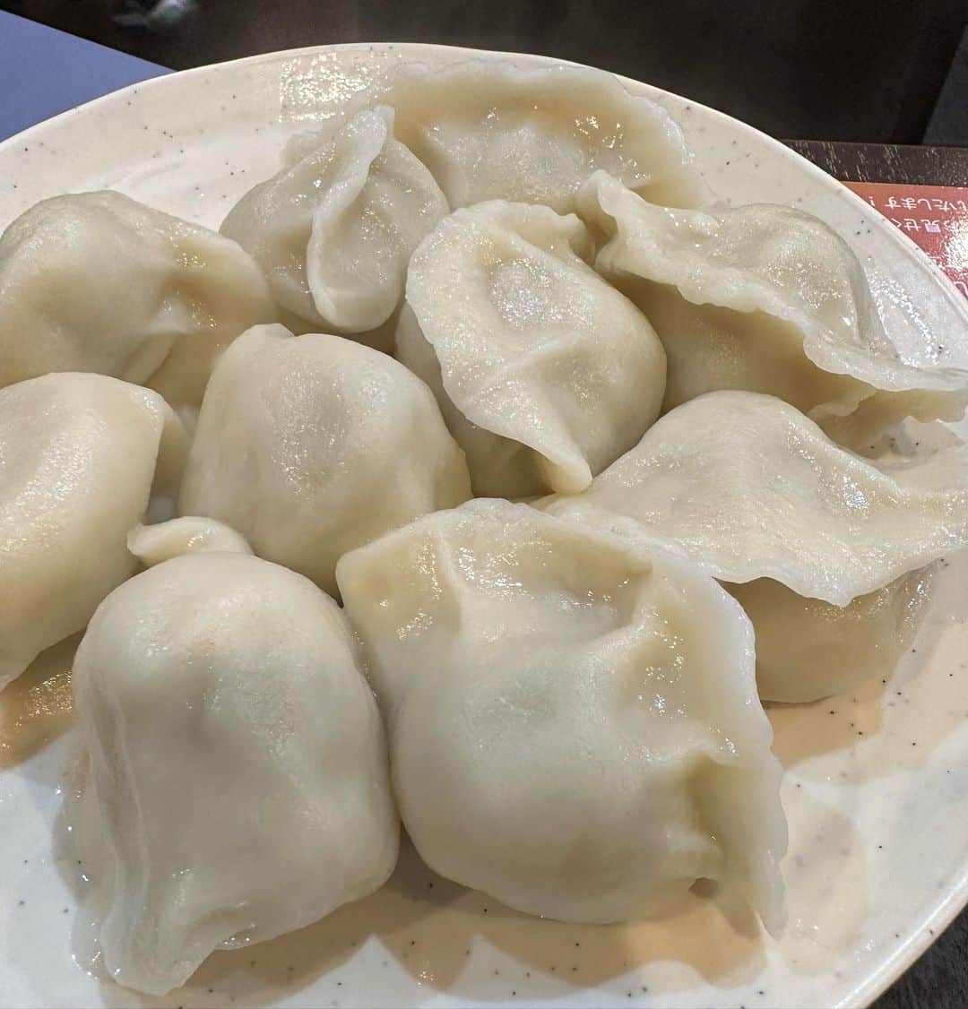 のインスタグラム：「中華街で食べたやーつ🥟🍹 #中華街 #餃子 #山東 #いやあ楽しいデートでした #本当です #1人で観覧車とか乗ってません🎡 #台湾フェス🇹🇼 #コーラが独特w」
