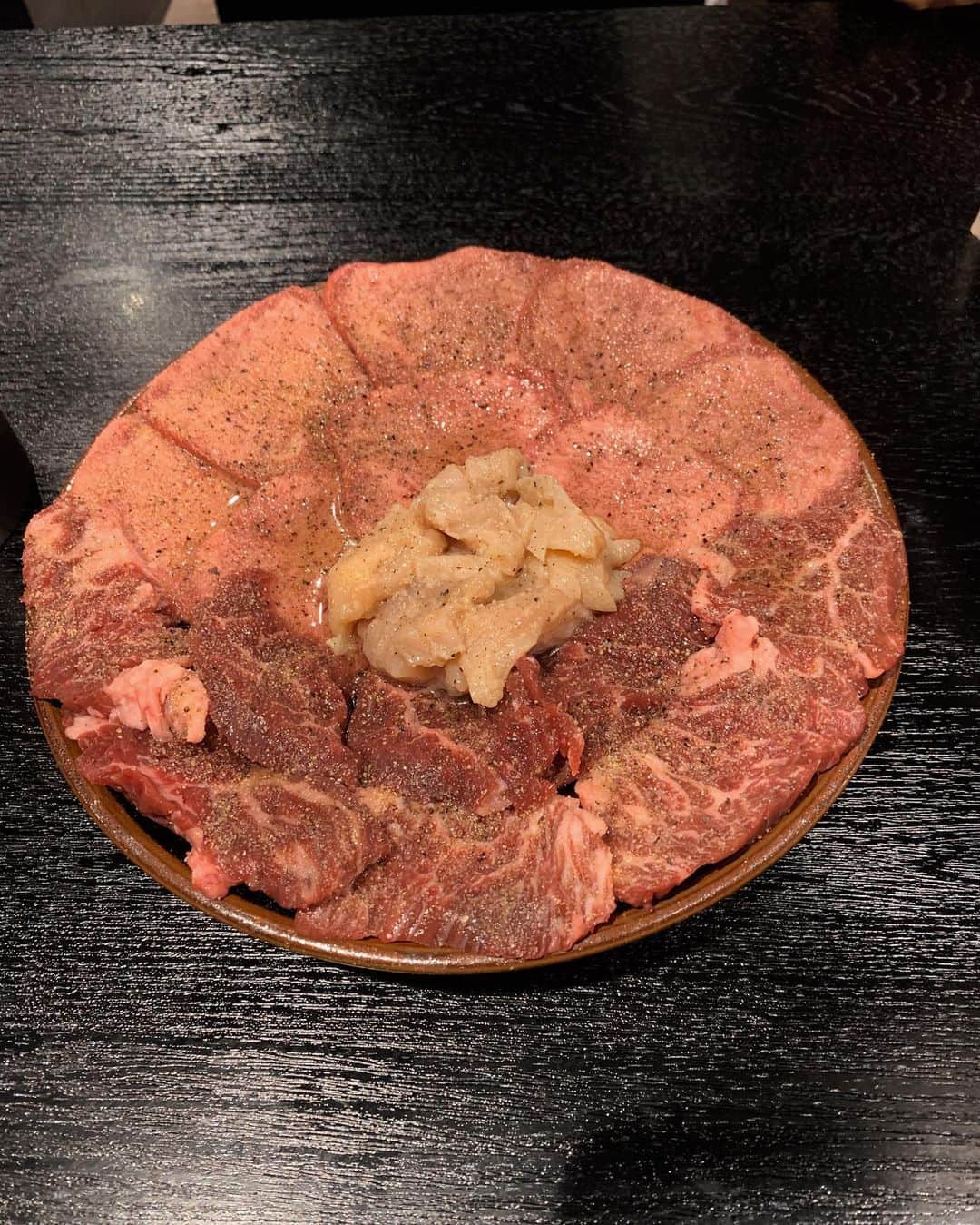 えみっくすさんのインスタグラム写真 - (えみっくすInstagram)「念願の暴飲暴食行ってきた😺❕❕iPhone調子悪くて載せるの遅くなっちゃった❕❕デブのための店❕❕❕❕予約してからずっと楽しみだったの(ᐡ o̴̶̷̥᷄  ̫ o̴̶̷̥᷅ ᐡ) . 前情報で既に行ったひとからボリュームすごいって聞いてて覚悟もしてたのに、あまりに美味しすぎて米とお肉の相性良すぎて序盤から米飛ばしすぎて後半キツすぎて撃沈したぽよ😇 . 新進気鋭の系列とは言え、誰でも予約できるしリーズナブルだし暴飲暴食ってコンセプトだから、肉質そこまで期待してなかったけど、完全にいい意味で裏切られたᐡ o̴̶̷᷄ ̫ o̴̶̷̥᷅ ᐡ💖とろける柔らかさのジューシーなお肉たち😻😻😻この肉質のお肉で米を気兼ねなく食べれる幸せ❕❕❕❕ . また秋に今度は4人席予約してるので、次は大食いデブ集めて行く❕❕❕❕たのしみ(ᐡ ෆ  ̫ ෆ ᐡ)  🍬 .｡ _________________________ ｡. 🍬   　えみっくすおすすめのグルメ情報を ︎︎ 　　　▶️ #えみっくすグルメ ◀️  　　　でまとめています⸜(*⃙⃘'ᵕ'*⃙⃘)⸝⋆*   　気になるお店があればぜひ食べに行って  　ハッシュタグをつけて投稿してね📷✨  🍬 .｡ _________________________ ｡. 🍬   #暴飲暴食  #新進気鋭グループ  #広尾  #広尾焼肉  #広尾グルメ  #広尾ディナー  #広尾焼肉  #焼肉  #焼肉好きな人と繋がりたい  #肉スタグラム  #フォトジェ肉  #肉食  #肉食女子  #肉食系女子  #グルメ  #グルメ好きな人と繋がりたい  #グルメ女子  #グルメスタグラム  #東京グルメ  #foodie  #foodporn  #yakiniku  #foodphotography  #japan  #japanfood  #japanesefood  #美味しいもの好きな人と繋がりたい  #焼肉好きと繋がりたい  #焼肉女子  #大食い」8月16日 20時50分 - emix_momoka