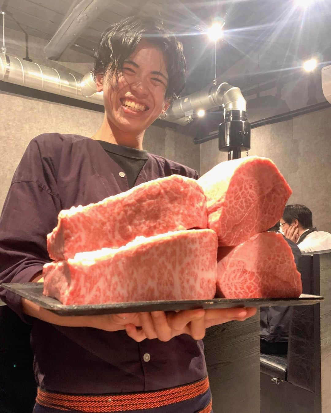 えみっくすさんのインスタグラム写真 - (えみっくすInstagram)「念願の暴飲暴食行ってきた😺❕❕iPhone調子悪くて載せるの遅くなっちゃった❕❕デブのための店❕❕❕❕予約してからずっと楽しみだったの(ᐡ o̴̶̷̥᷄  ̫ o̴̶̷̥᷅ ᐡ) . 前情報で既に行ったひとからボリュームすごいって聞いてて覚悟もしてたのに、あまりに美味しすぎて米とお肉の相性良すぎて序盤から米飛ばしすぎて後半キツすぎて撃沈したぽよ😇 . 新進気鋭の系列とは言え、誰でも予約できるしリーズナブルだし暴飲暴食ってコンセプトだから、肉質そこまで期待してなかったけど、完全にいい意味で裏切られたᐡ o̴̶̷᷄ ̫ o̴̶̷̥᷅ ᐡ💖とろける柔らかさのジューシーなお肉たち😻😻😻この肉質のお肉で米を気兼ねなく食べれる幸せ❕❕❕❕ . また秋に今度は4人席予約してるので、次は大食いデブ集めて行く❕❕❕❕たのしみ(ᐡ ෆ  ̫ ෆ ᐡ)  🍬 .｡ _________________________ ｡. 🍬   　えみっくすおすすめのグルメ情報を ︎︎ 　　　▶️ #えみっくすグルメ ◀️  　　　でまとめています⸜(*⃙⃘'ᵕ'*⃙⃘)⸝⋆*   　気になるお店があればぜひ食べに行って  　ハッシュタグをつけて投稿してね📷✨  🍬 .｡ _________________________ ｡. 🍬   #暴飲暴食  #新進気鋭グループ  #広尾  #広尾焼肉  #広尾グルメ  #広尾ディナー  #広尾焼肉  #焼肉  #焼肉好きな人と繋がりたい  #肉スタグラム  #フォトジェ肉  #肉食  #肉食女子  #肉食系女子  #グルメ  #グルメ好きな人と繋がりたい  #グルメ女子  #グルメスタグラム  #東京グルメ  #foodie  #foodporn  #yakiniku  #foodphotography  #japan  #japanfood  #japanesefood  #美味しいもの好きな人と繋がりたい  #焼肉好きと繋がりたい  #焼肉女子  #大食い」8月16日 20時50分 - emix_momoka