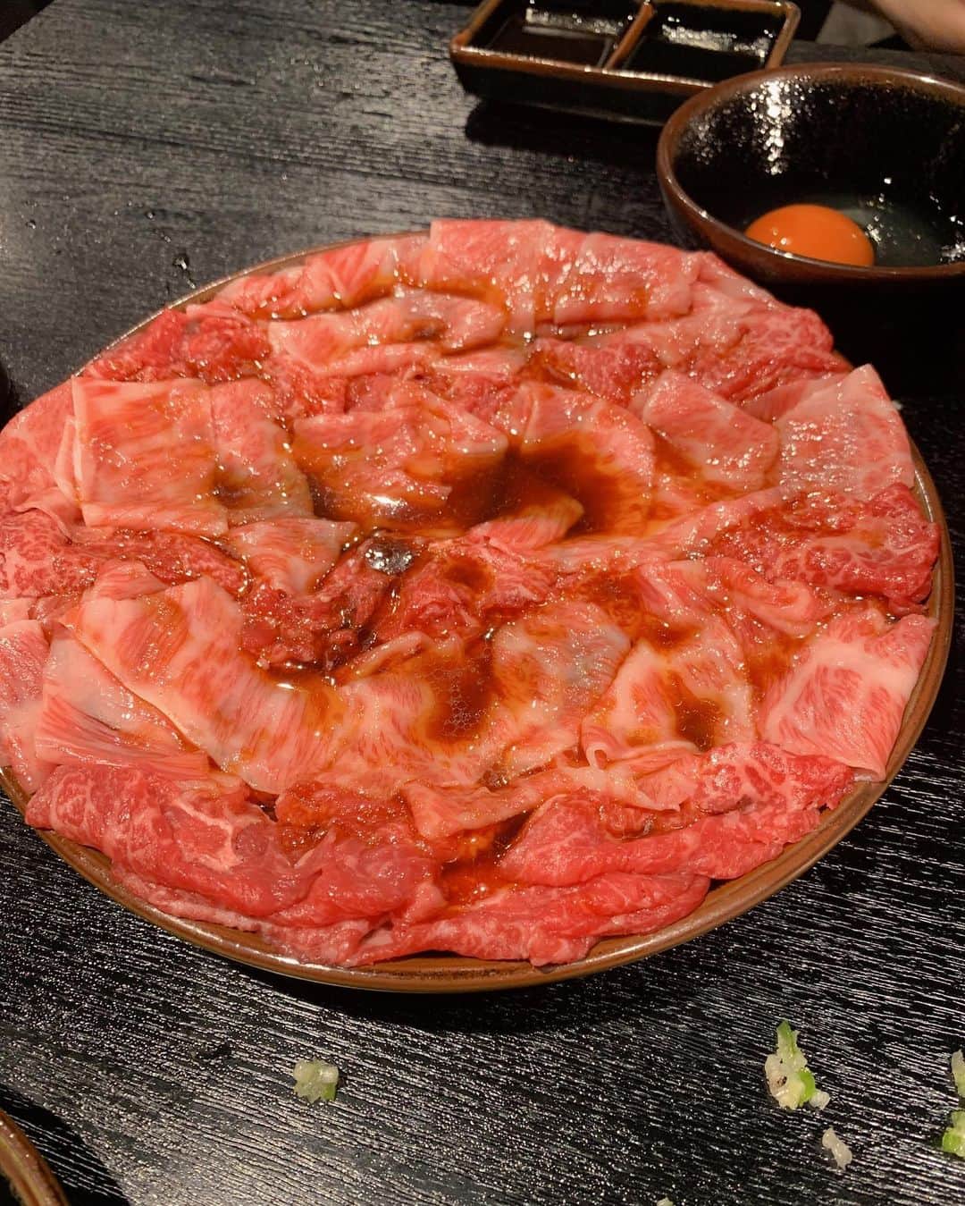 えみっくすさんのインスタグラム写真 - (えみっくすInstagram)「念願の暴飲暴食行ってきた😺❕❕iPhone調子悪くて載せるの遅くなっちゃった❕❕デブのための店❕❕❕❕予約してからずっと楽しみだったの(ᐡ o̴̶̷̥᷄  ̫ o̴̶̷̥᷅ ᐡ) . 前情報で既に行ったひとからボリュームすごいって聞いてて覚悟もしてたのに、あまりに美味しすぎて米とお肉の相性良すぎて序盤から米飛ばしすぎて後半キツすぎて撃沈したぽよ😇 . 新進気鋭の系列とは言え、誰でも予約できるしリーズナブルだし暴飲暴食ってコンセプトだから、肉質そこまで期待してなかったけど、完全にいい意味で裏切られたᐡ o̴̶̷᷄ ̫ o̴̶̷̥᷅ ᐡ💖とろける柔らかさのジューシーなお肉たち😻😻😻この肉質のお肉で米を気兼ねなく食べれる幸せ❕❕❕❕ . また秋に今度は4人席予約してるので、次は大食いデブ集めて行く❕❕❕❕たのしみ(ᐡ ෆ  ̫ ෆ ᐡ)  🍬 .｡ _________________________ ｡. 🍬   　えみっくすおすすめのグルメ情報を ︎︎ 　　　▶️ #えみっくすグルメ ◀️  　　　でまとめています⸜(*⃙⃘'ᵕ'*⃙⃘)⸝⋆*   　気になるお店があればぜひ食べに行って  　ハッシュタグをつけて投稿してね📷✨  🍬 .｡ _________________________ ｡. 🍬   #暴飲暴食  #新進気鋭グループ  #広尾  #広尾焼肉  #広尾グルメ  #広尾ディナー  #広尾焼肉  #焼肉  #焼肉好きな人と繋がりたい  #肉スタグラム  #フォトジェ肉  #肉食  #肉食女子  #肉食系女子  #グルメ  #グルメ好きな人と繋がりたい  #グルメ女子  #グルメスタグラム  #東京グルメ  #foodie  #foodporn  #yakiniku  #foodphotography  #japan  #japanfood  #japanesefood  #美味しいもの好きな人と繋がりたい  #焼肉好きと繋がりたい  #焼肉女子  #大食い」8月16日 20時50分 - emix_momoka