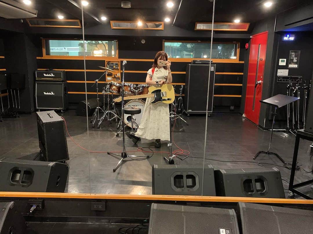 AIMIのインスタグラム：「テレキャスねえさん　  #AIMI #OHELLORECORDS #tokyo#guitar#girl#telecaster #fender #GRL#ワンピ」