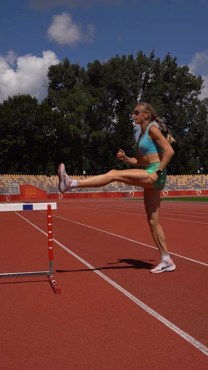 アンナ・リシコヴァのインスタグラム：「Fast hurdle warmup 💫   #hurdles #hurdlesdrills #drills #warmup #hurdlesworkout #hurdleswarmup #nike」