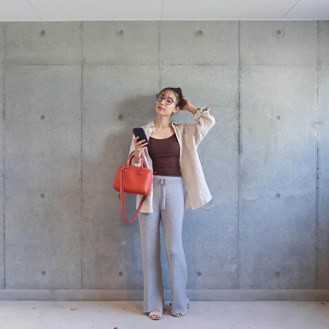 sayoko_betseyのインスタグラム：「ootd ⁡ uniqloの #ウォッシャブルニットリブパンツ 03 Gray @uniqlo_jp ⁡ ▶︎155cm Sサイズ着用 ⁡ ニットだけど軽い サラッとした履き心地だよ ⁡ お盆を過ぎて昼は暑いけど夜は少し涼しい感じもする北海道なので、ちょうど良いかな ⁡ 部屋用でもお出かけでも可愛い🫶 ⁡ シャツはユニクロのメンズ #プレミアムリネンシャツです 羽織ったり脱いだりしやすくて、重宝してます ⁡ ⁡ 今年は暑かったよね☀️札幌もかなり暑かったような でも夏らしく過ごせてるから、もう8月も後半なのが寂しいっ！ ⁡ #ootd #uniqlo #uniqlo2023fw #sapporo #札幌 #北海道 #ユニクロ #楽ちんコーデ #おでかけコーデ #上下ユニクロ部 #155cm #sサイズコーデ #40代コーデ #骨格診断ウェーブ #ニットパンツ ⁡」