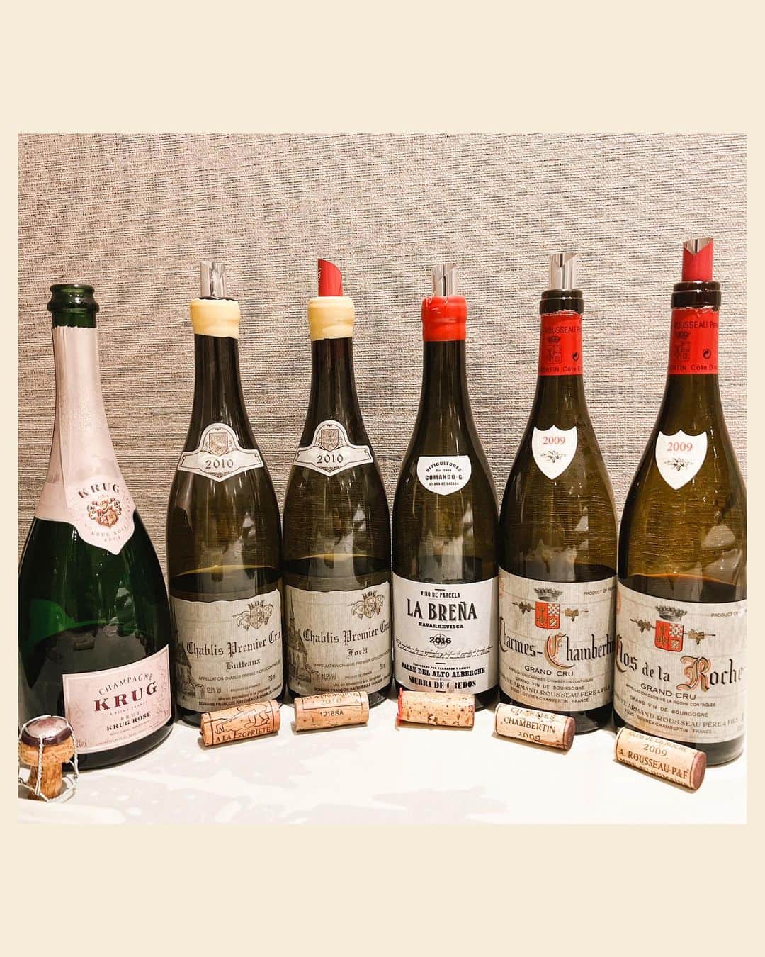 Ruby Kwanのインスタグラム：「Last night at The Sports Club with this wine line up. 🍷😍🥂  • Krug Rose NV • Raveneau Chablis Butteaux 2010 • Raveneau Chablis Foret 2010 • Comando G La Brena 2016 • Rousseau Charmes Chambertin 2009 • Rousseau Clos de la Roche 2009  First, start with an old #Krug Rose, which is over at least 10 years old. 🥀   Raveneau Chablis Butteaux 2010 & Raveneau Chablis Foret 2010 has to drink in parallel. Single variable. Same domaine, same grape, same year, just with different field. Butteaux and Foret are just next to each other, but the aroma and taste are totally different.   One of the 874 bottles of Comando G La Brena 2016 ever exist on earth was gone last night. Hahaa! 🤭  Rousseau Charmes Chambertin 2009 & Rousseau Clos de la Roche 2009 has to drink in parallel as well. Also single variable. Charmes is more feminine and elegant while la Roche is masculine and powerful. 🍷🍷  Good food, good wine and good friends. Such a cheers moment. ❤️  #rougeclosetdining #krugchampagne #krugrosé #domaineraveneau #RaveneauChablis #RaveneauChablisButteaux #RaveneauChablisForet #comandoglabreña #ComandoG #RousseauCharmesChambertin #RousseauClosdelaRoche #domainerousseau #thesportsclub #五陵會」