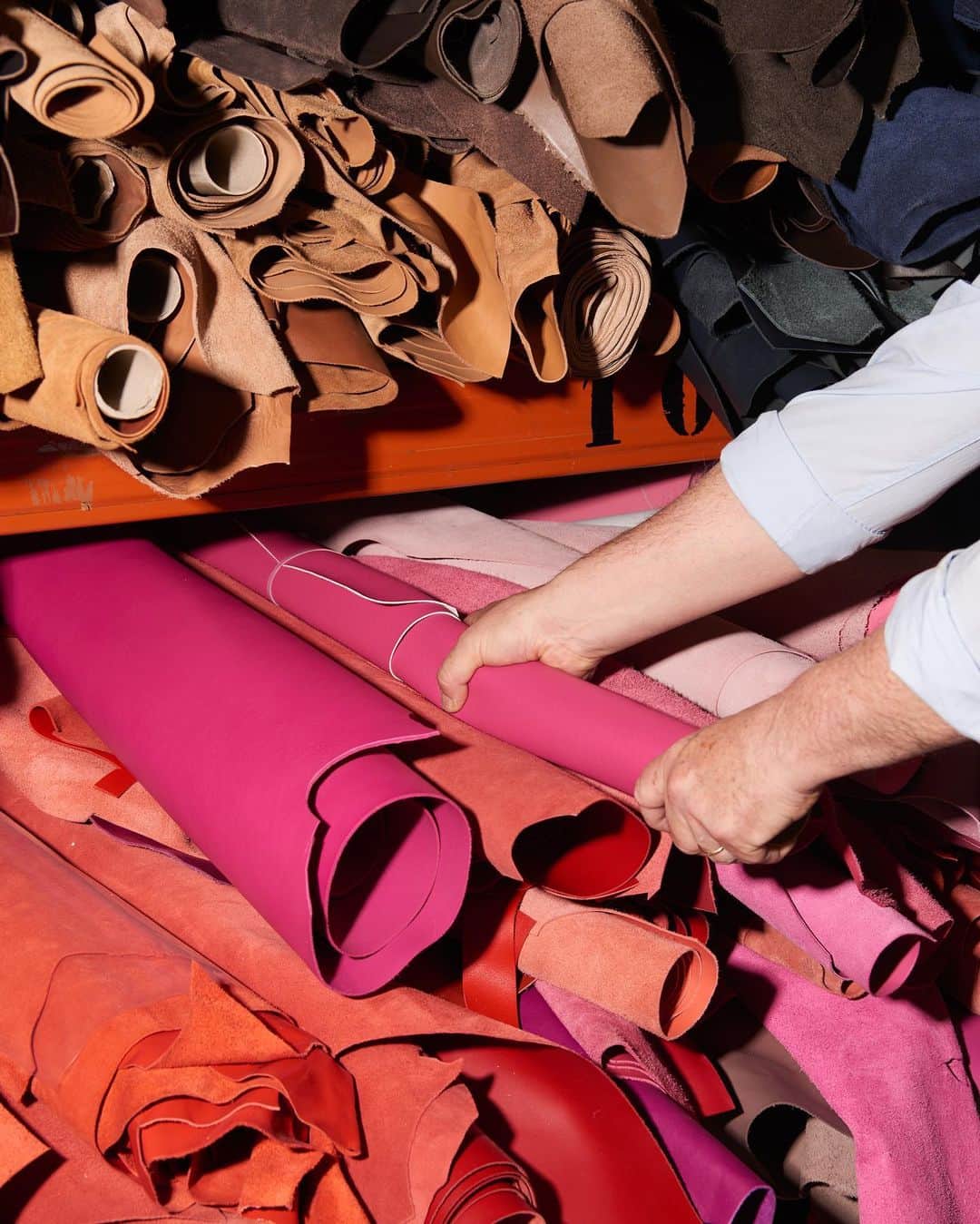 トウスのインスタグラム：「Behind the lines  The lines and shapes of our bags have been crafted by the hands of our artisans. Hands that have lines and marks of years crafting and perfecting leather. Hands that have crafted not only bags, but also the history of TOUS. More than 100 years of history translated into unique and meaningful pieces.  #BehindTheLines #TOUS」