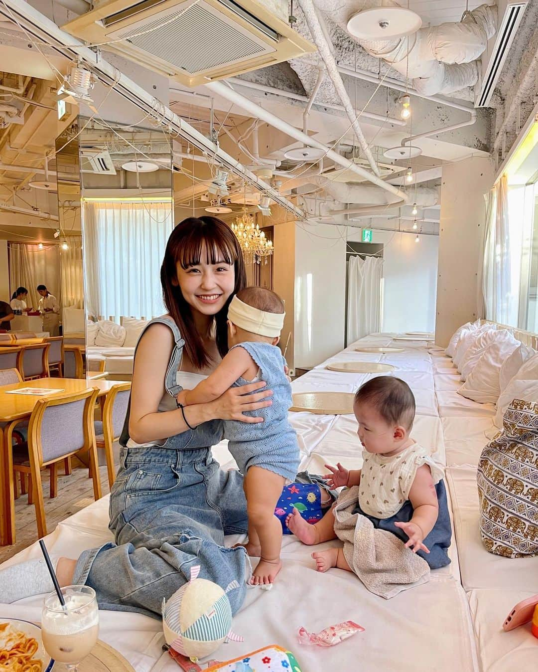 なつぴぴさんのインスタグラム写真 - (なつぴぴInstagram)「3ヶ月差ベビー👶🏻💗 先輩のET〜に、今にも頭からハテナが生えてきそうなベビぴぴ氏😯❓ 動きの速度、チーターとなまけものくらい違かった😂 . . . . . #女の子ベビー #まますたぐらむ #べびすたぐらむ #赤ちゃんのいる生活 #赤ちゃんのいる暮らし #女の子ママ #女の子コーデ #ままコーデ #ペアルック #シミラールック #ベビ友 #ままこーで」8月16日 20時59分 - nattsu_pipi